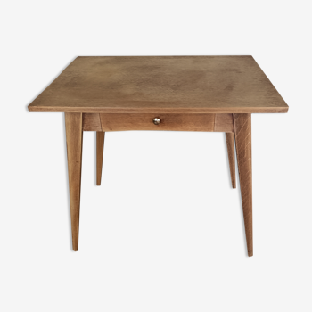 Table scandinave