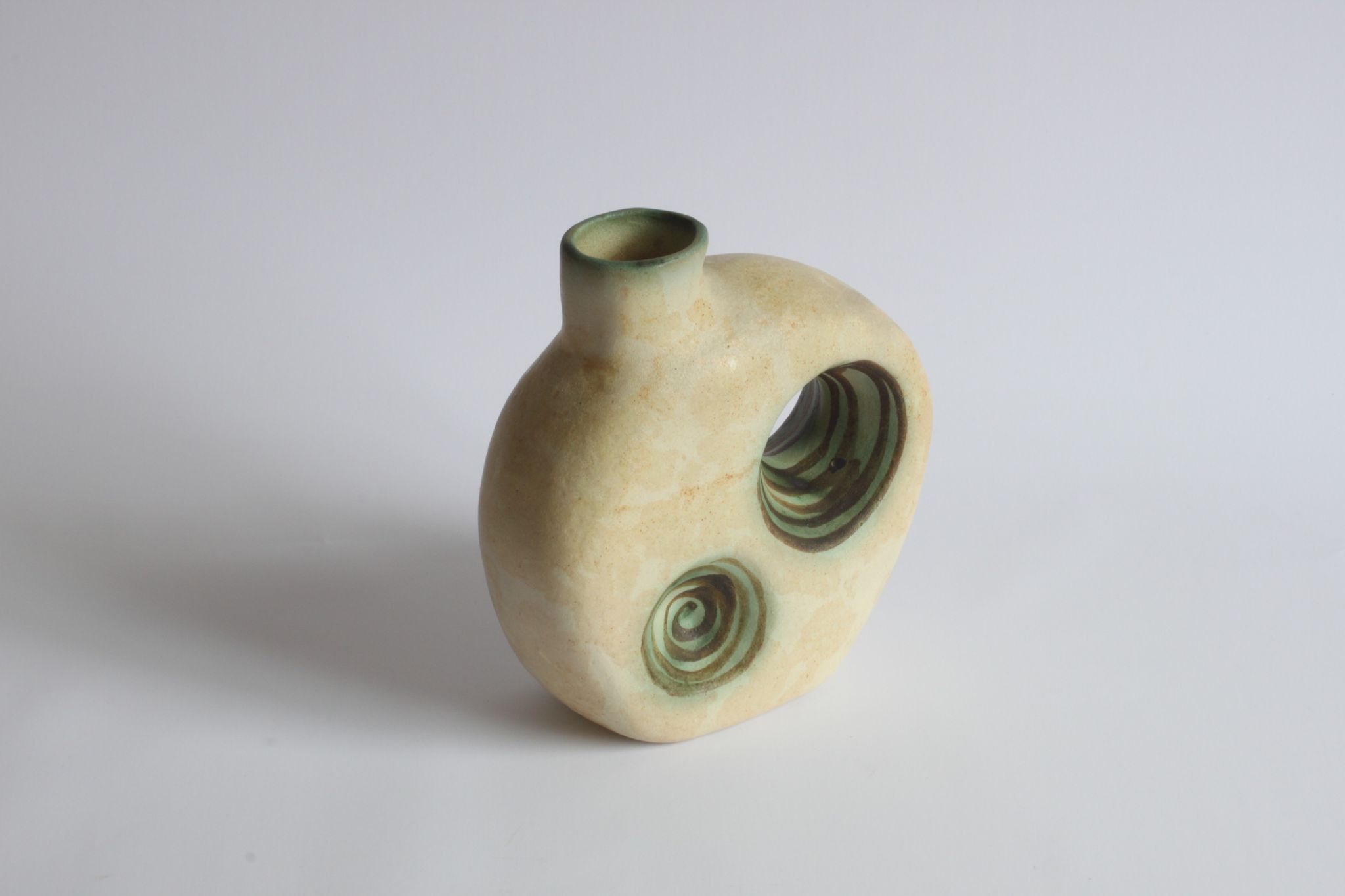 Vase en céramique de l’ère spatiale avec ouvertures par Nikos Dazelidis, Athènes, années 1960