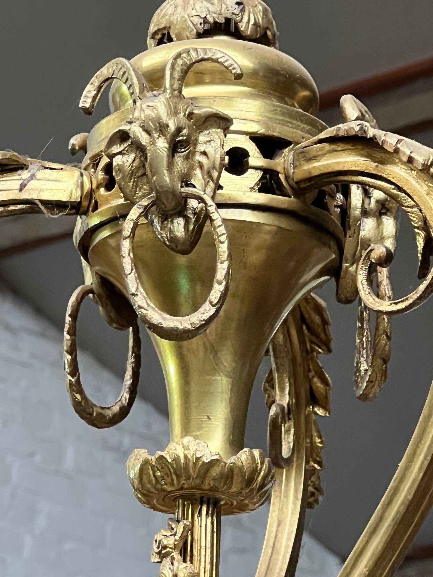 Chandelier with ram's heads. Louis XVI. Gilded bronze. Crystal.