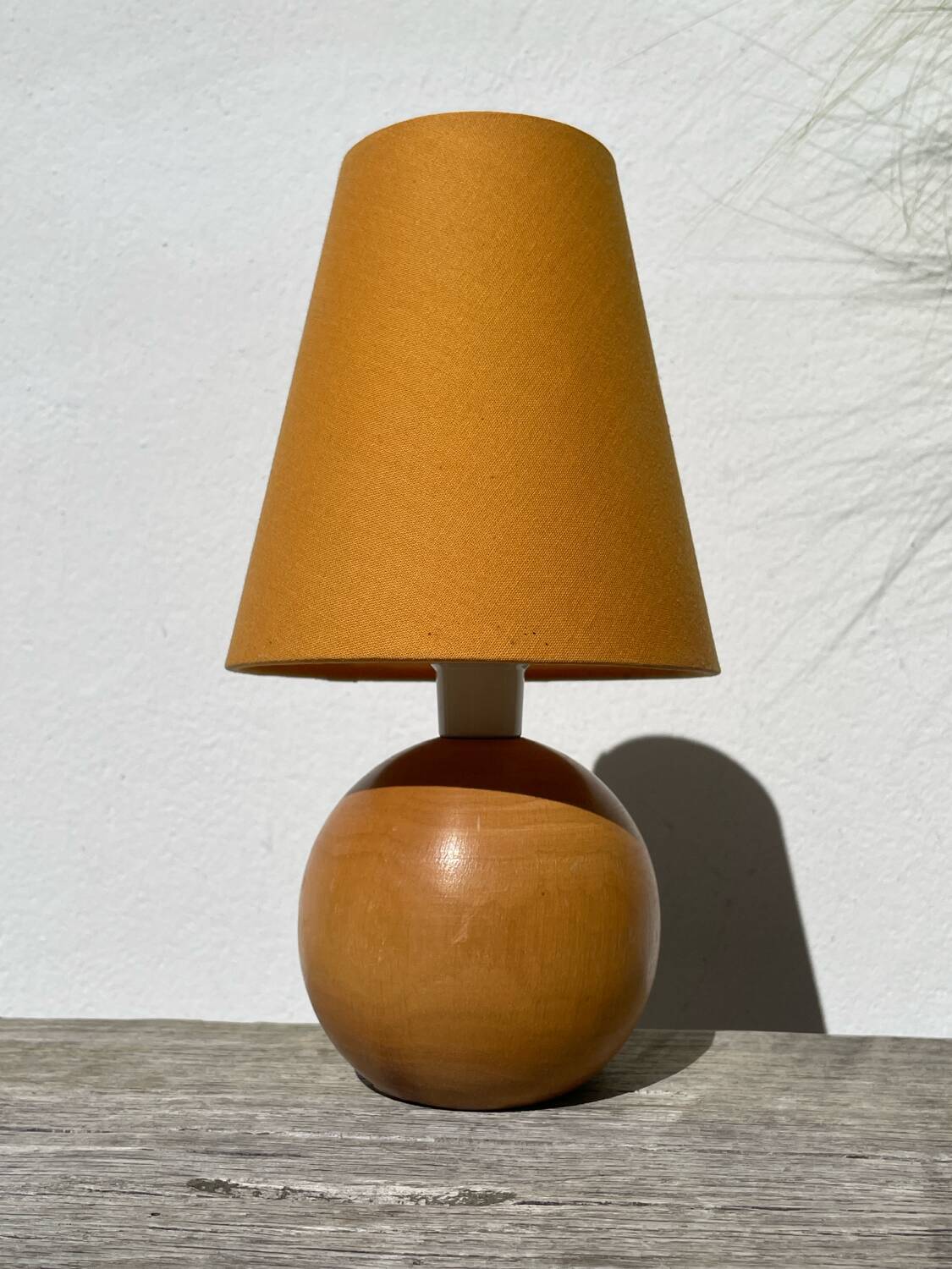 Lampe boule en bois tourné jaune 1980