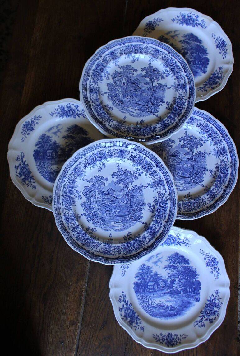 A set of 6 romantic blue Lunéville Sarreguemines flat plates.