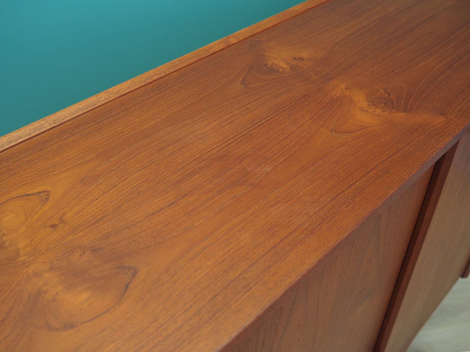 Buffet haut en teck, design danois, années 1960, production : Danemark