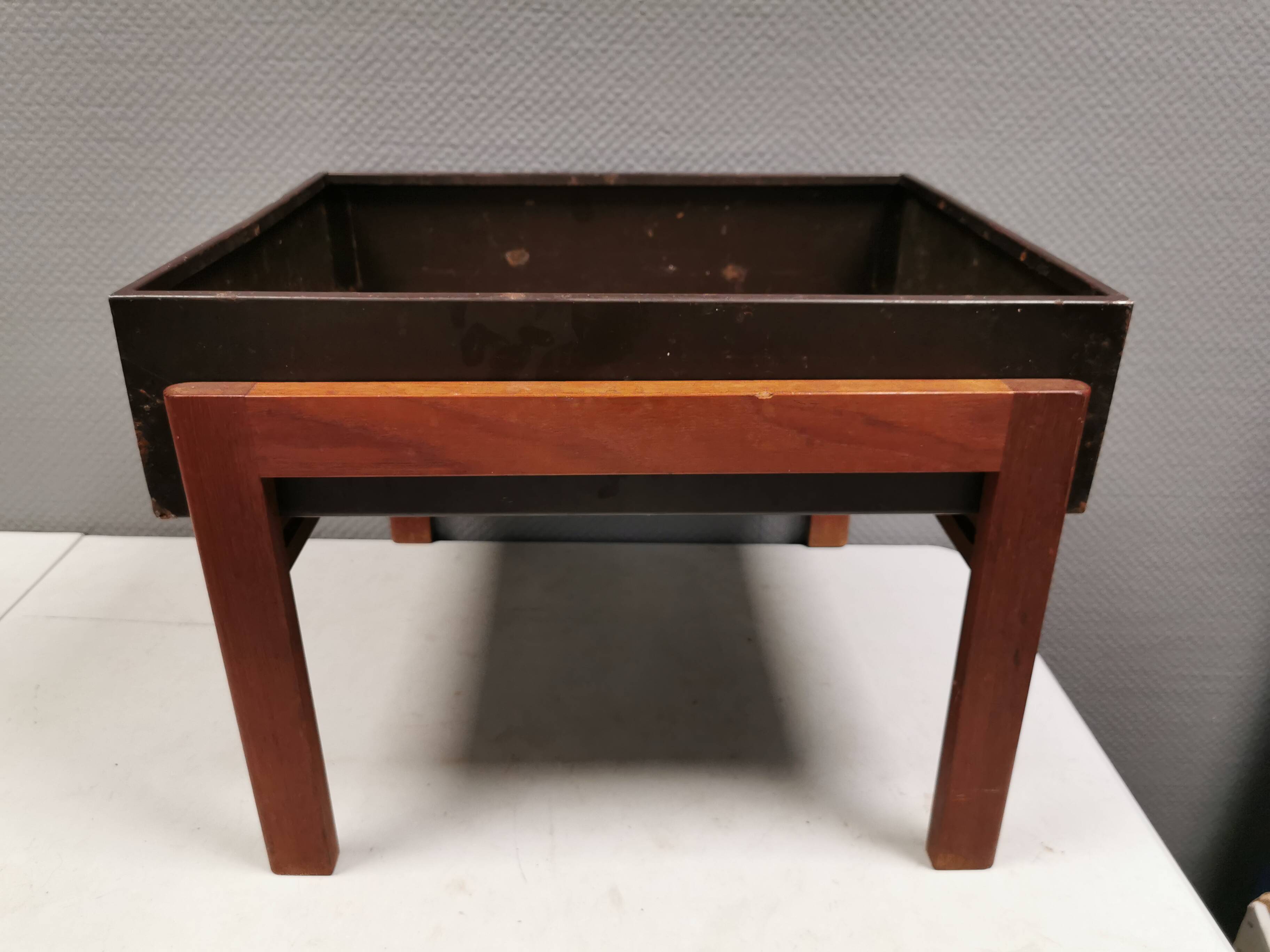 Danish-designed plant box in teak wood 1960s. With a recessed box (insert).
