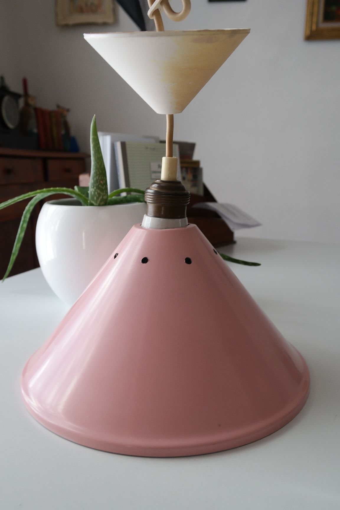 Suspension tôle emaillée rose vintage