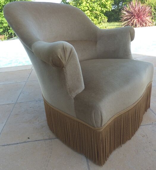 Velvet-trimmed toad with backrest and firm seat