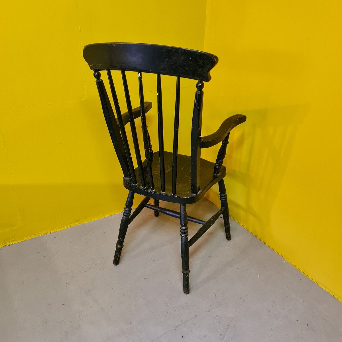 Antique English Windsor armchair from the 1800s