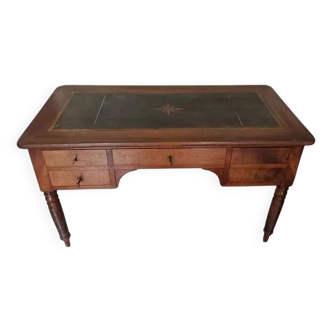 Beautiful 19th century walnut desk with leather top