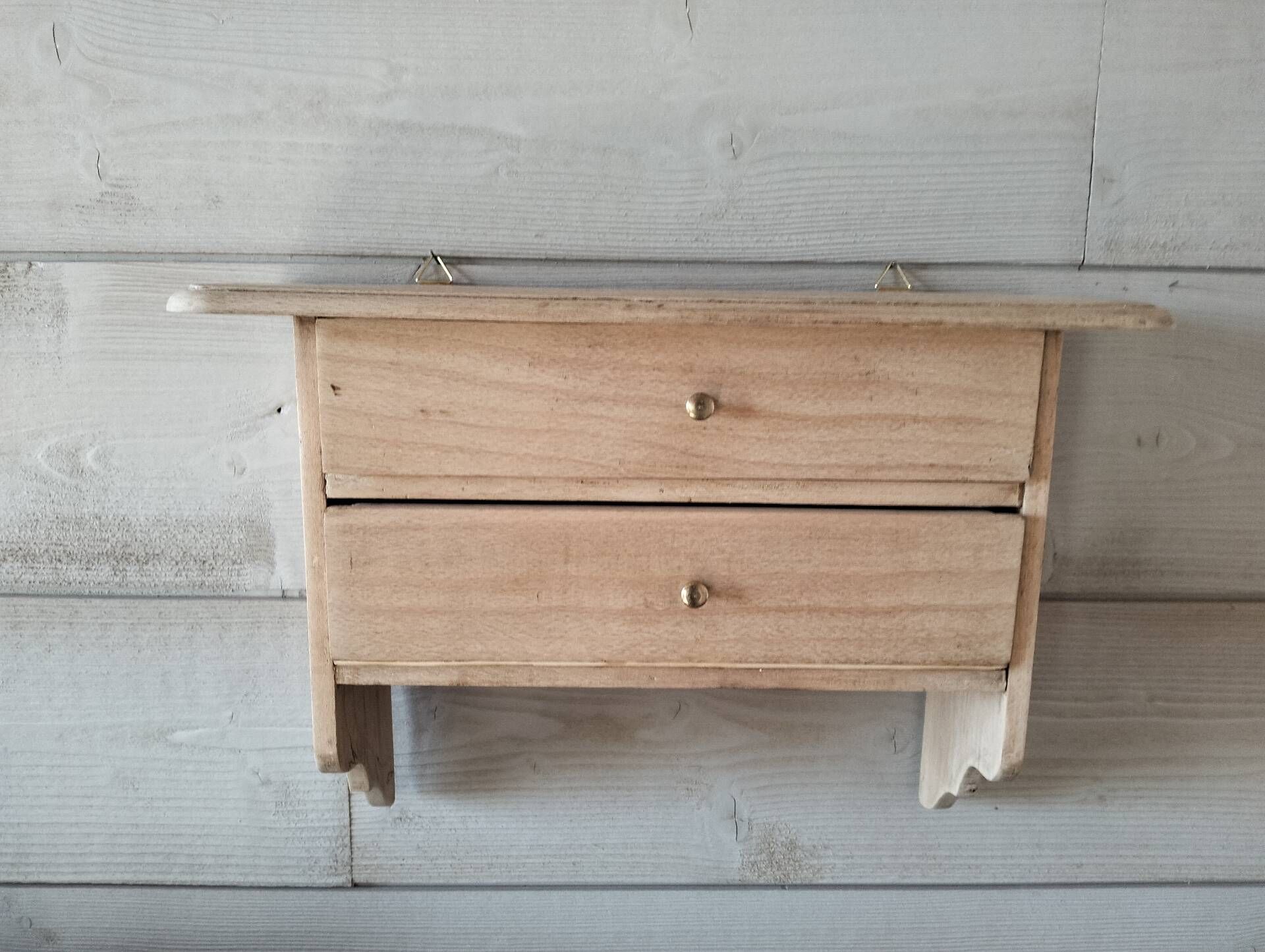 Wall shelf