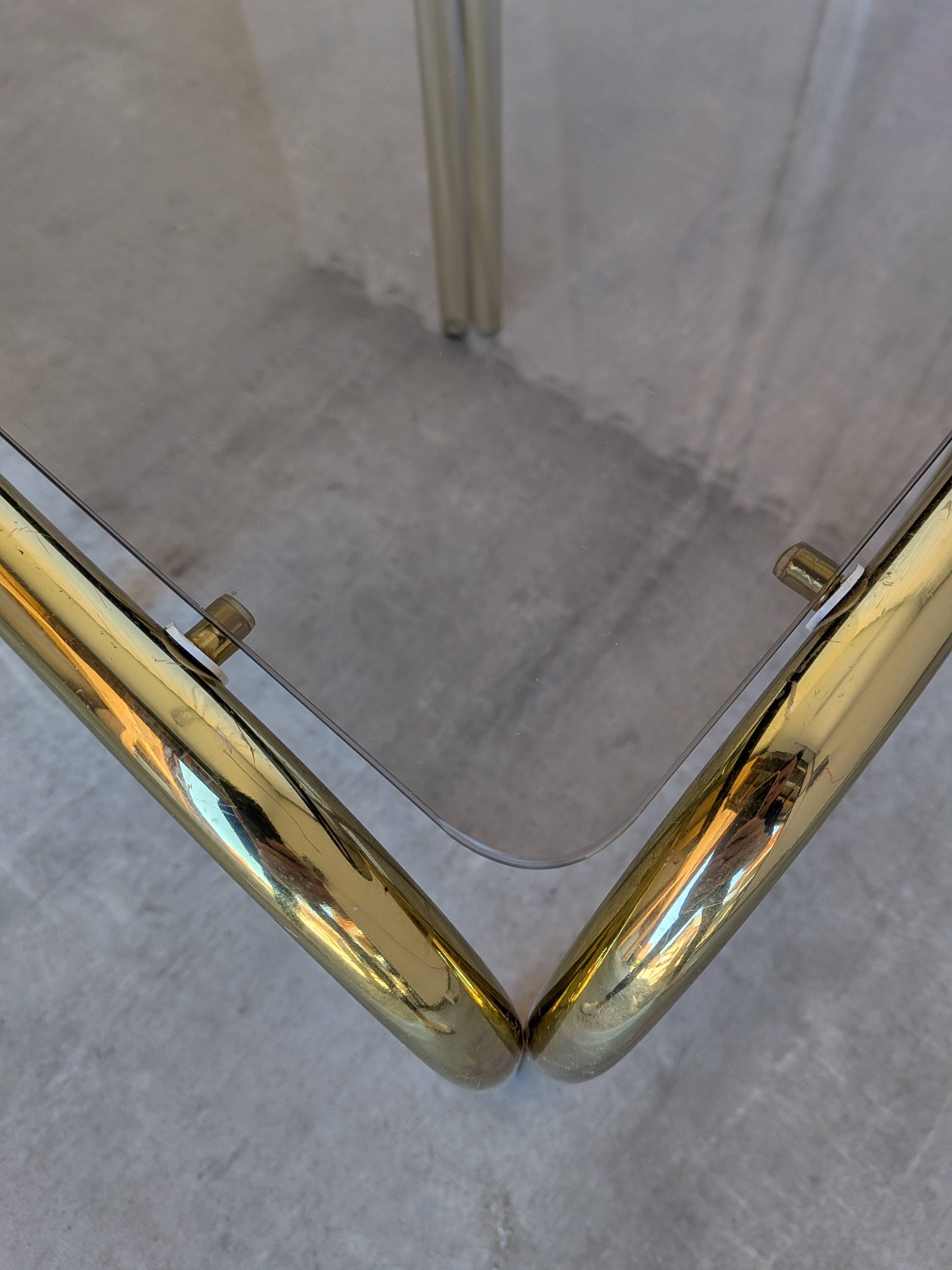 Table basse vintage en laiton et verre fumé / Moderne italien du milieu du siècle