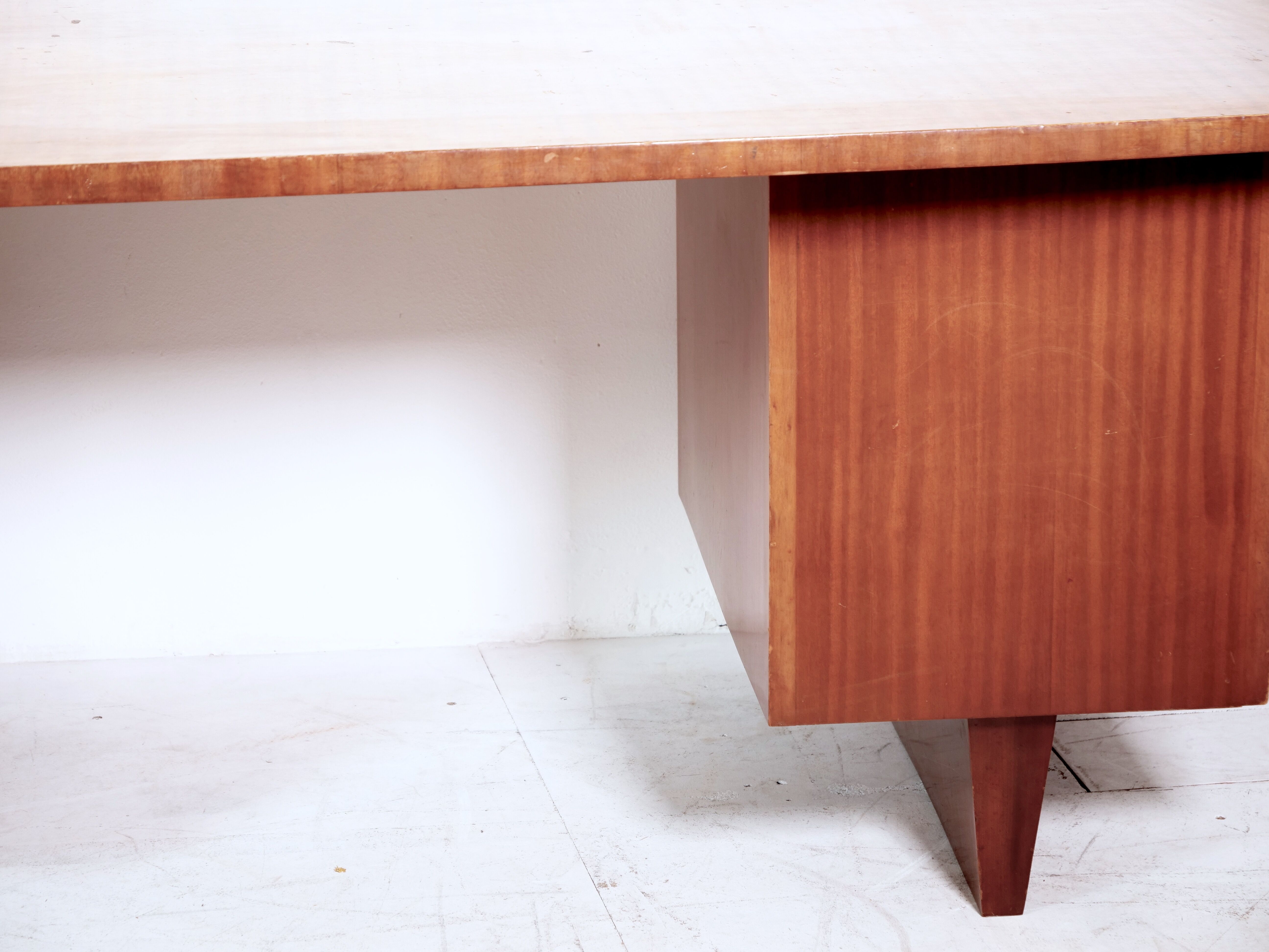 Executive desk model Boomerang standard from De Coene