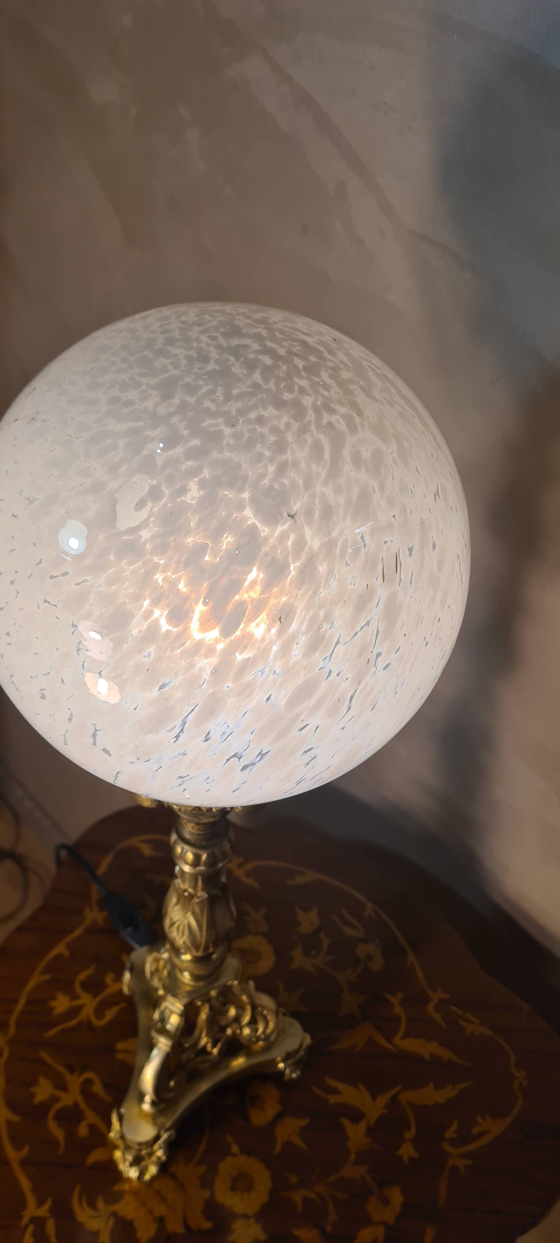 Lampe bronze tripode 19eme sphere opaline Clichy