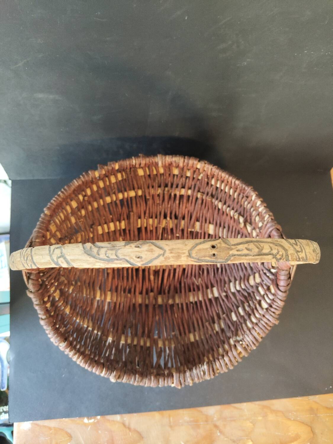 Basket of popular art in wicker – Handle carved with snakes – 20th century