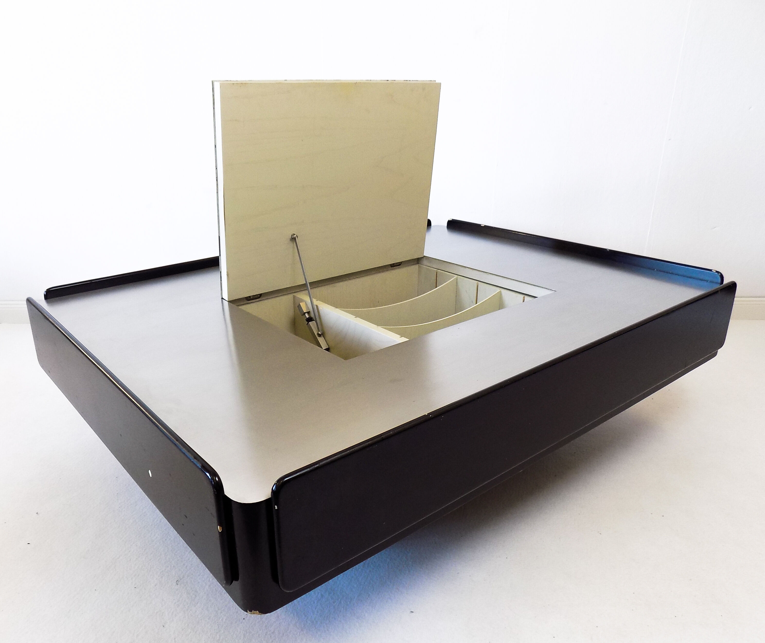 Gavina Caori coffee table by Vico Magistretti