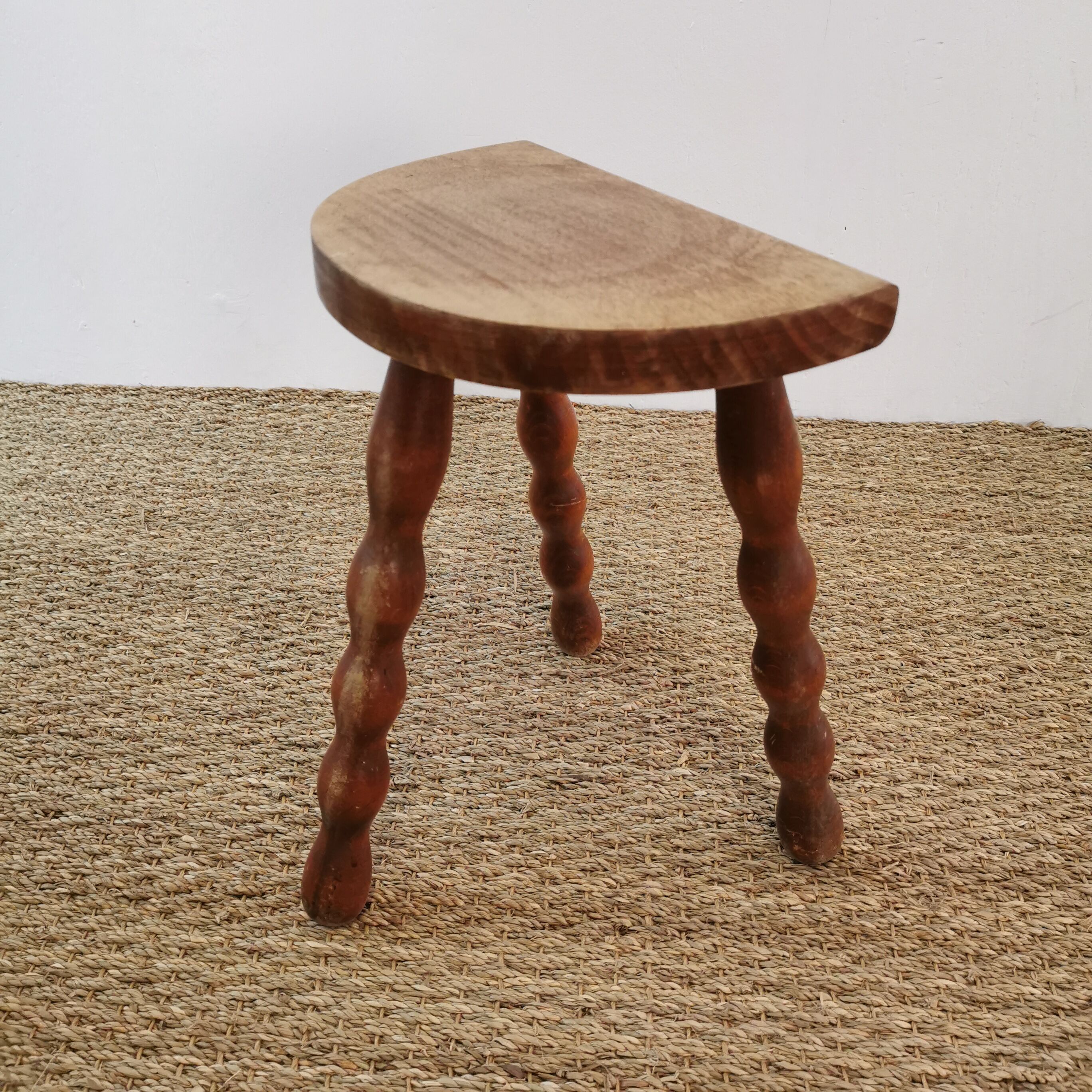 Tabouret tripode bois assise demi-lune