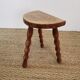 Tabouret tripode bois assise demi-lune