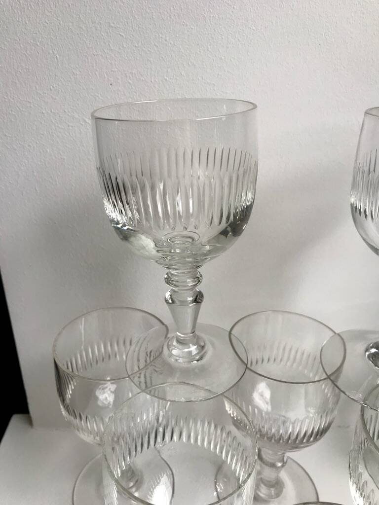 Ensemble de 8 verres à pied en verre moulé années 30 début XXème