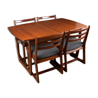 Table à manger et quatre chaises