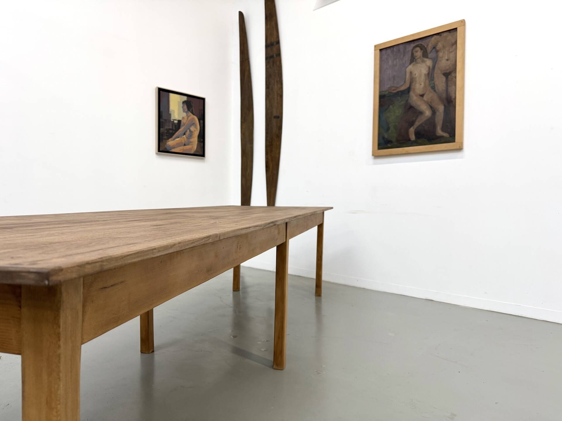 XXL table with 6 legs made of solid pine and rubberwood.