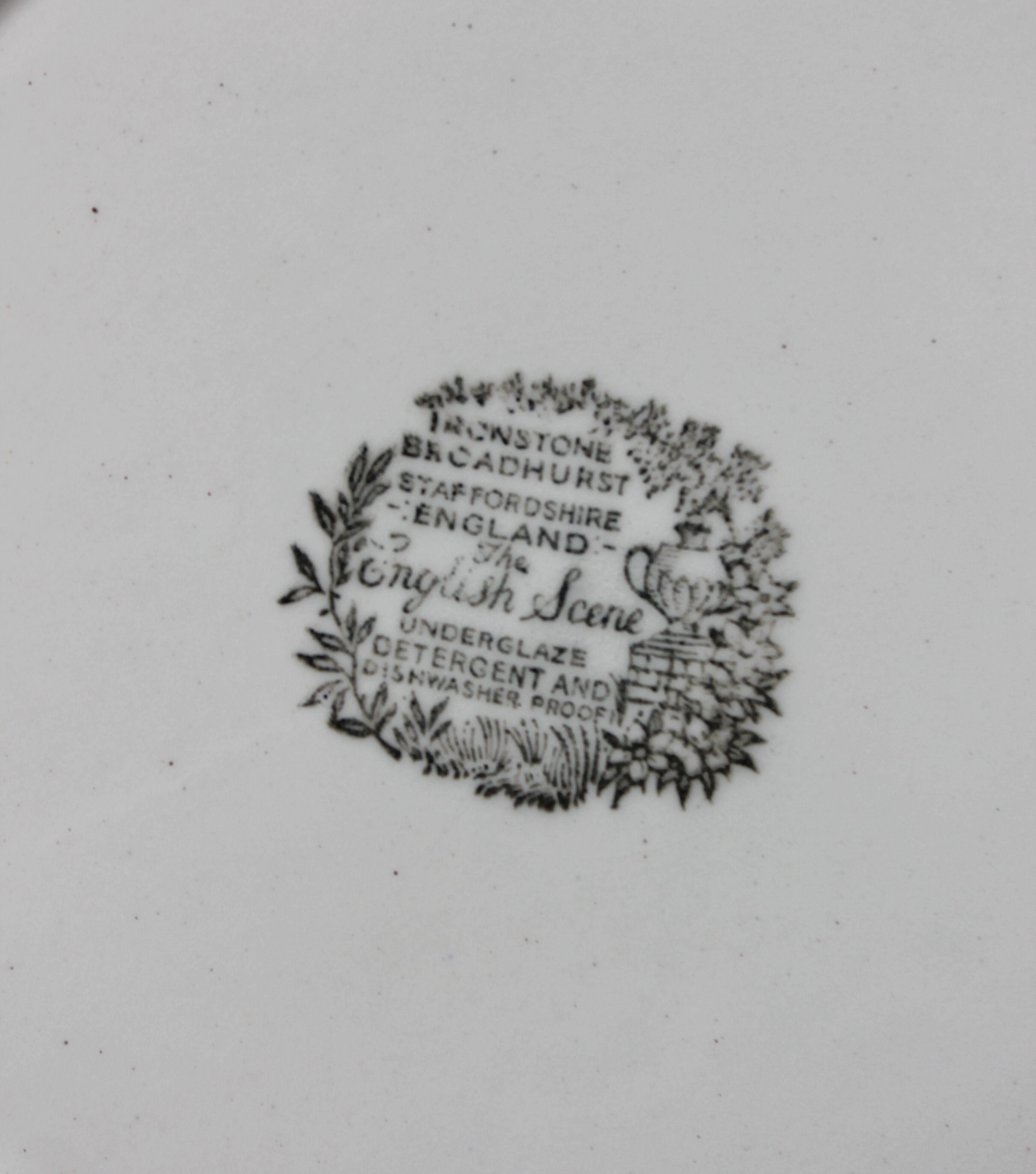 4 plates in vintage English earthenware Ironstone Broadhurst Staffordshire "The English Scene"