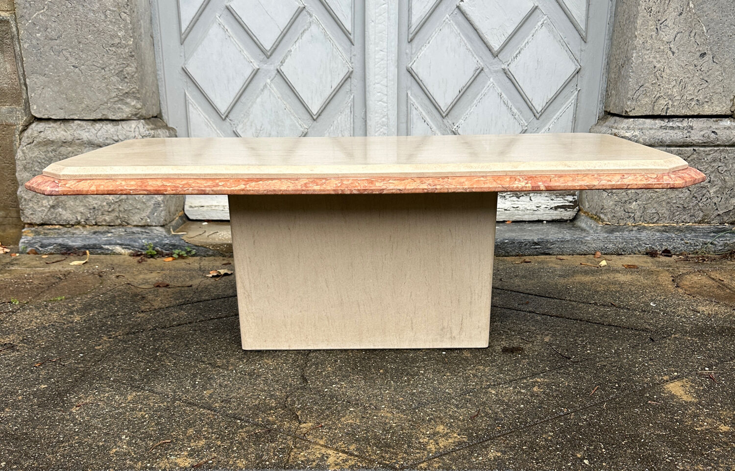 Table basse ancienne vintage en travertin et marbre rose