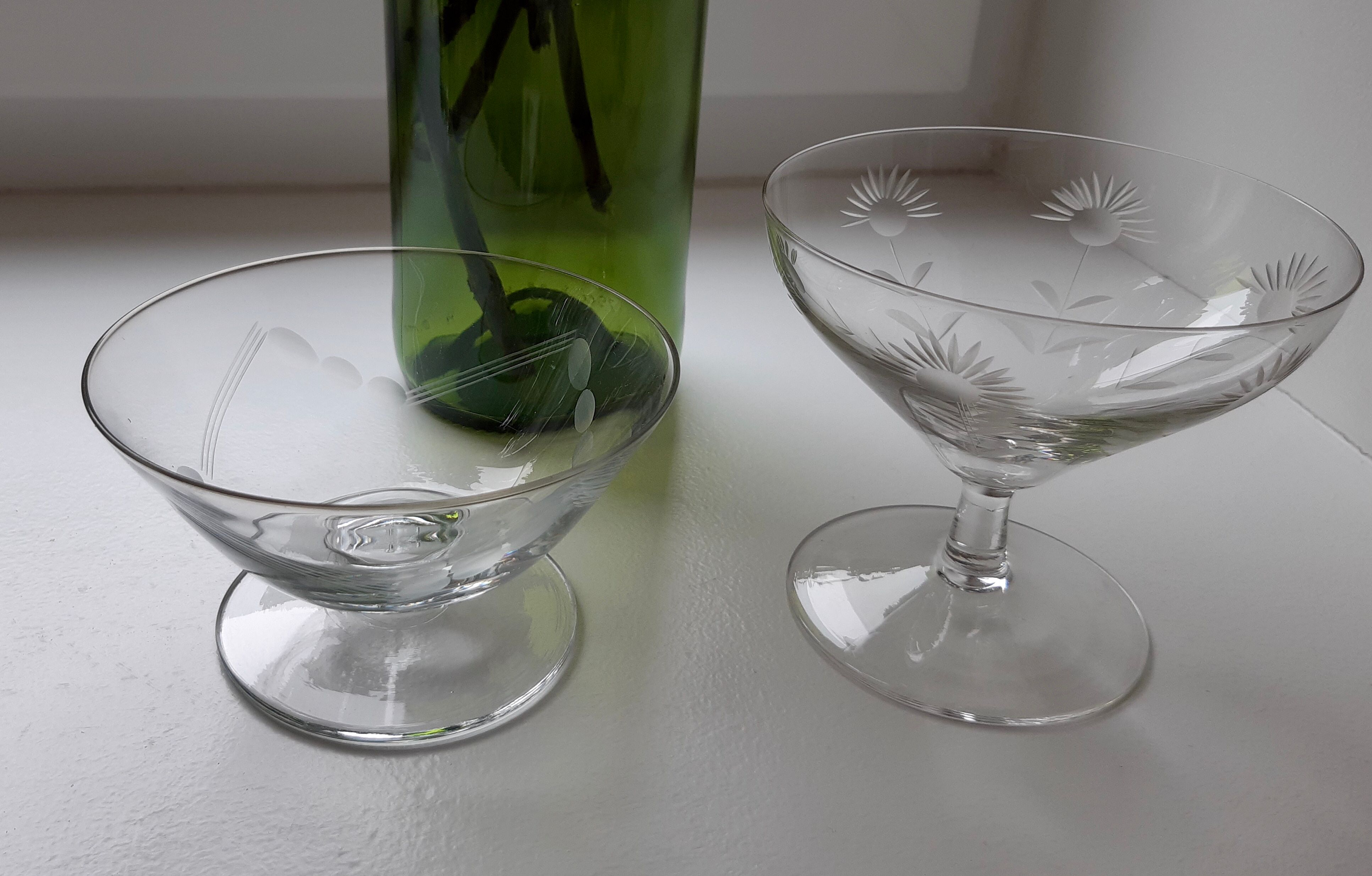 Lot of 6 crystal champagne glasses engraved 30s