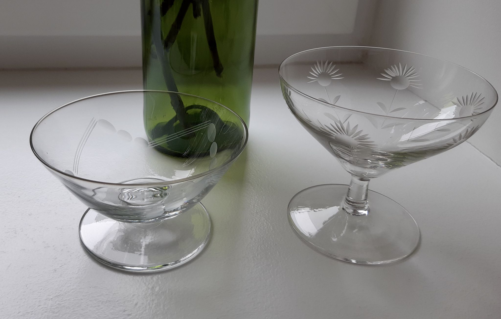 Lot of 6 crystal champagne glasses engraved 30s