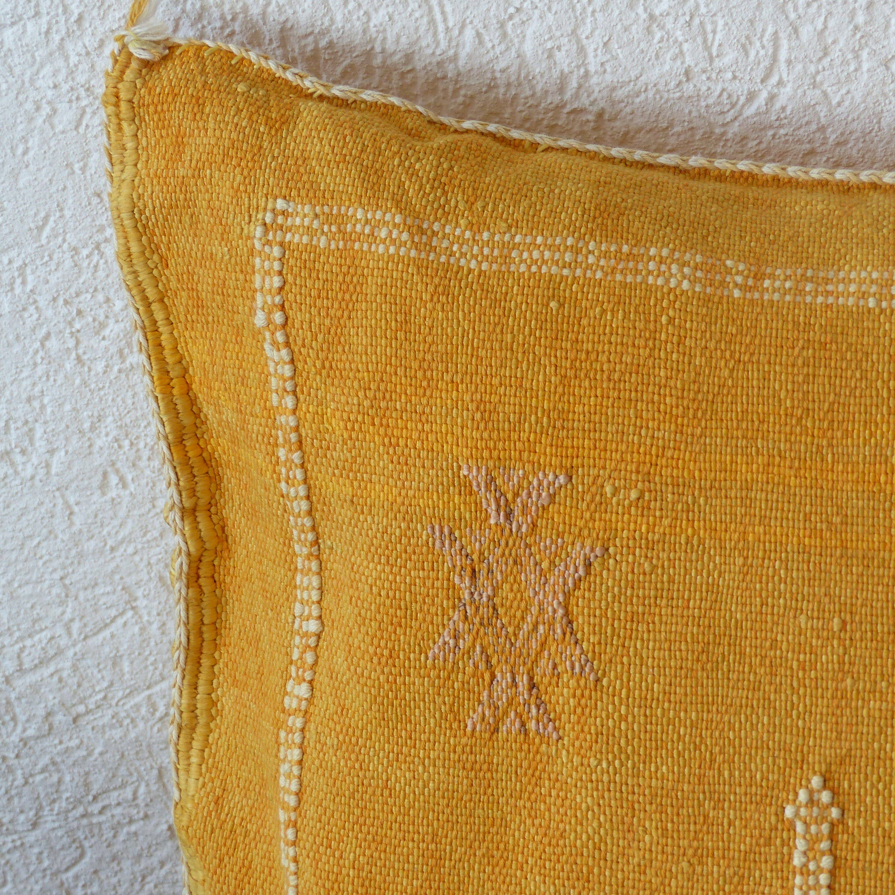 Coussin marocain jaune en soie de cactus