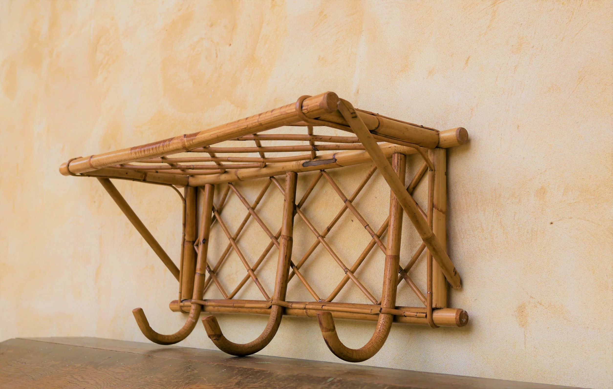 Porte-manteau mural vintage en rotin