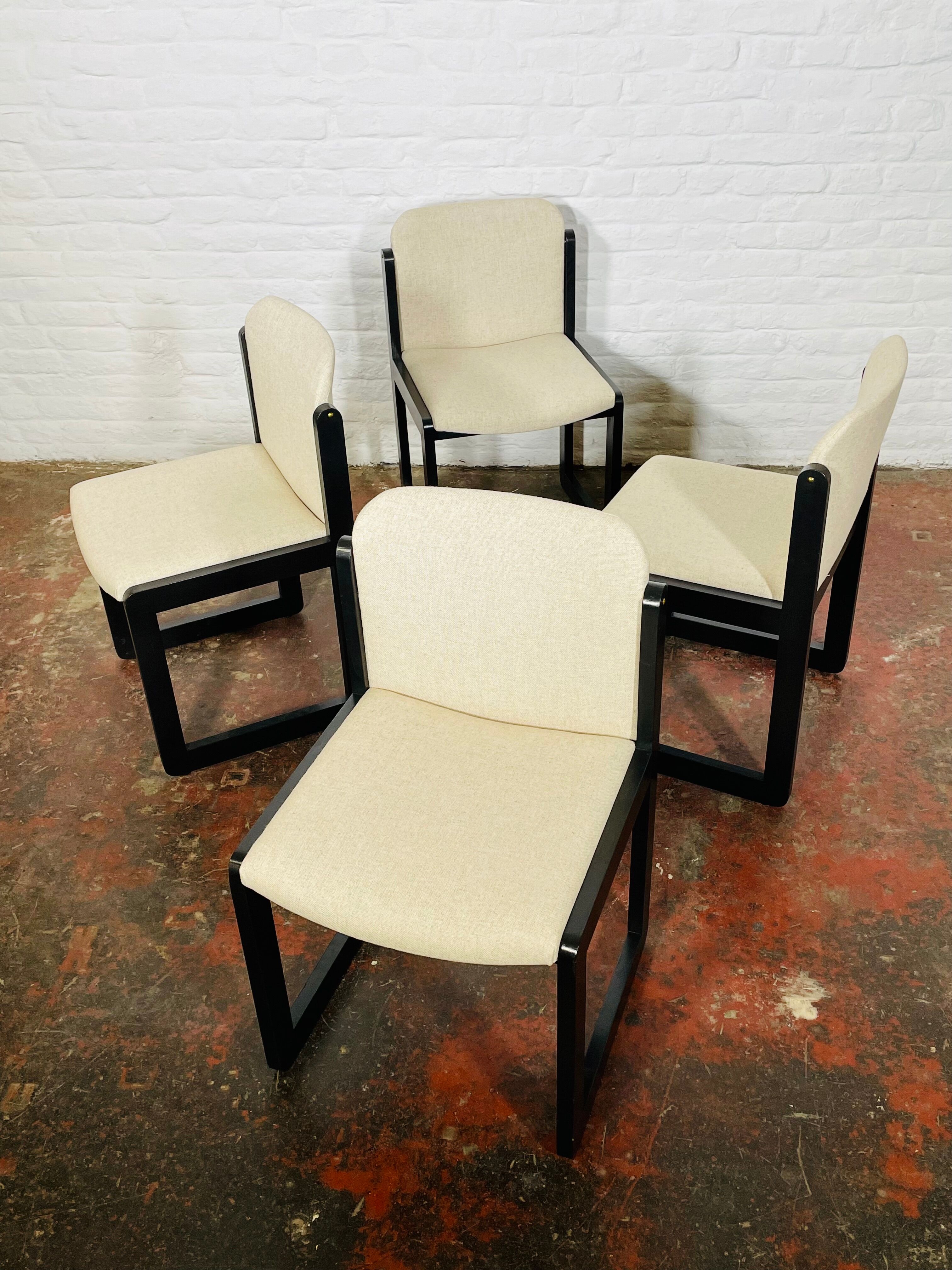 Suite de 4 chaises italiennes, 1970's