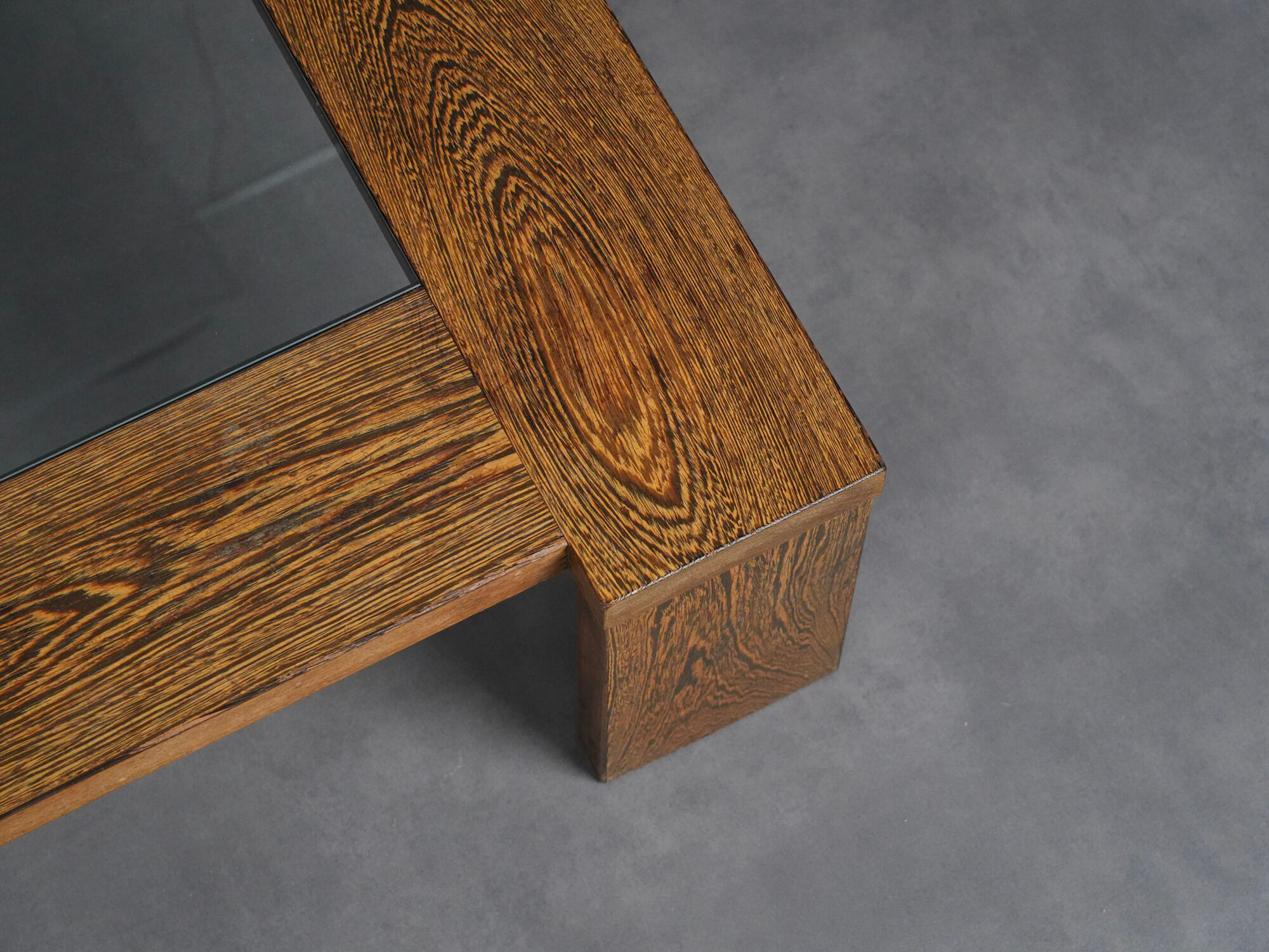 Table basse moderniste en wengé et verre, Pays-Bas, années 1970