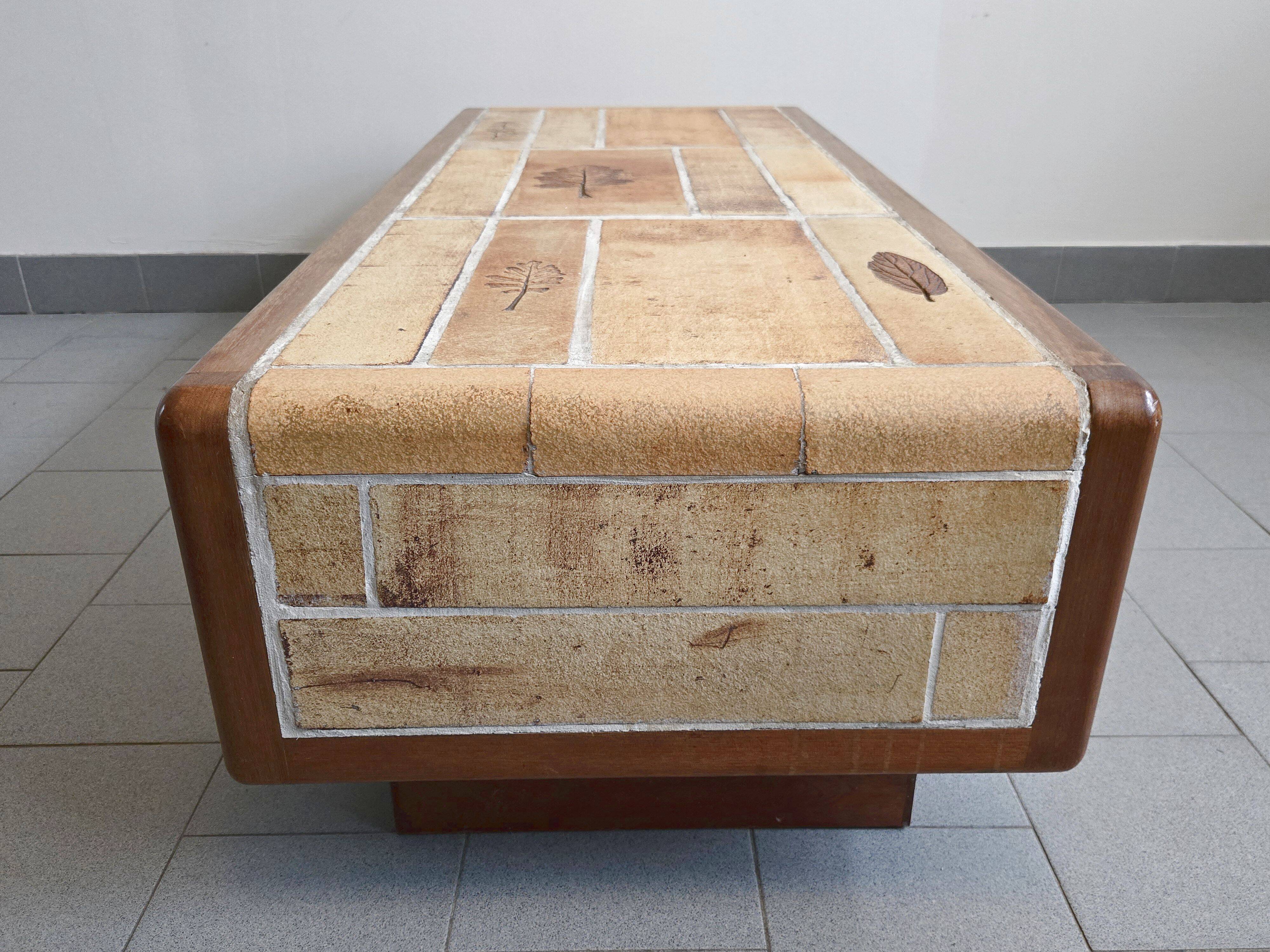 Vintage 1970 coffee table in solid oak & ceramic