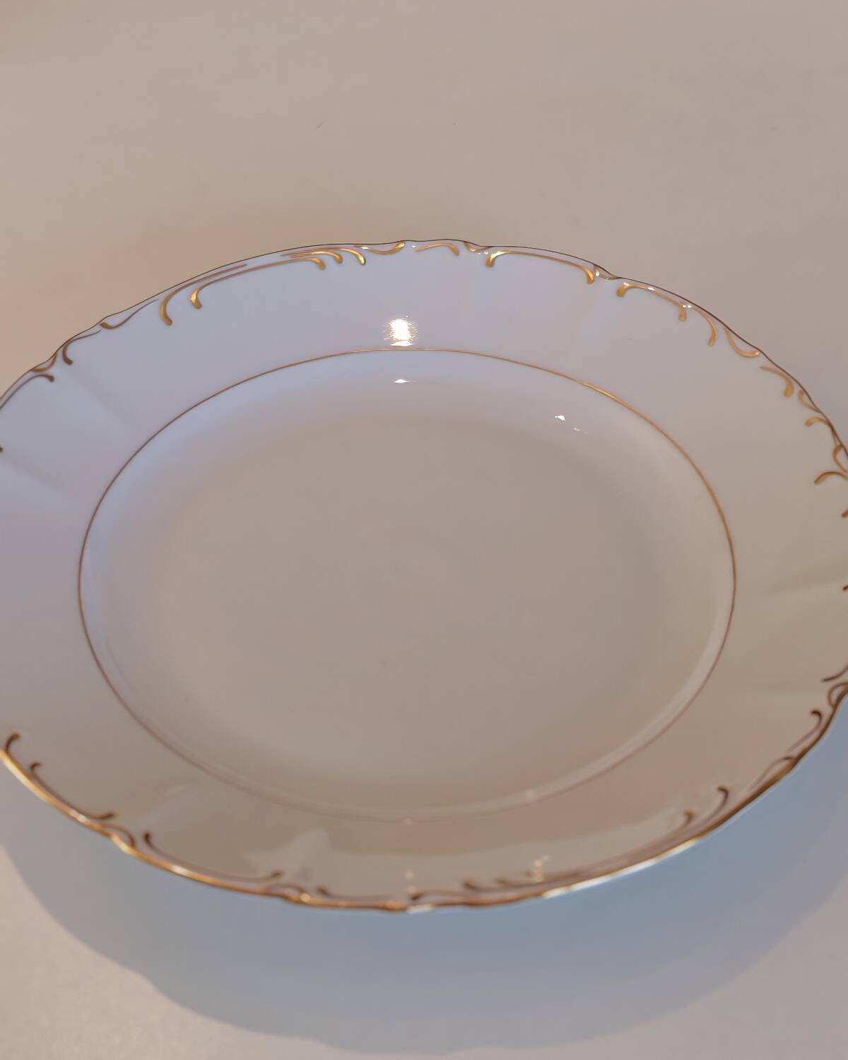 Flat dish and deep dish in porcelain