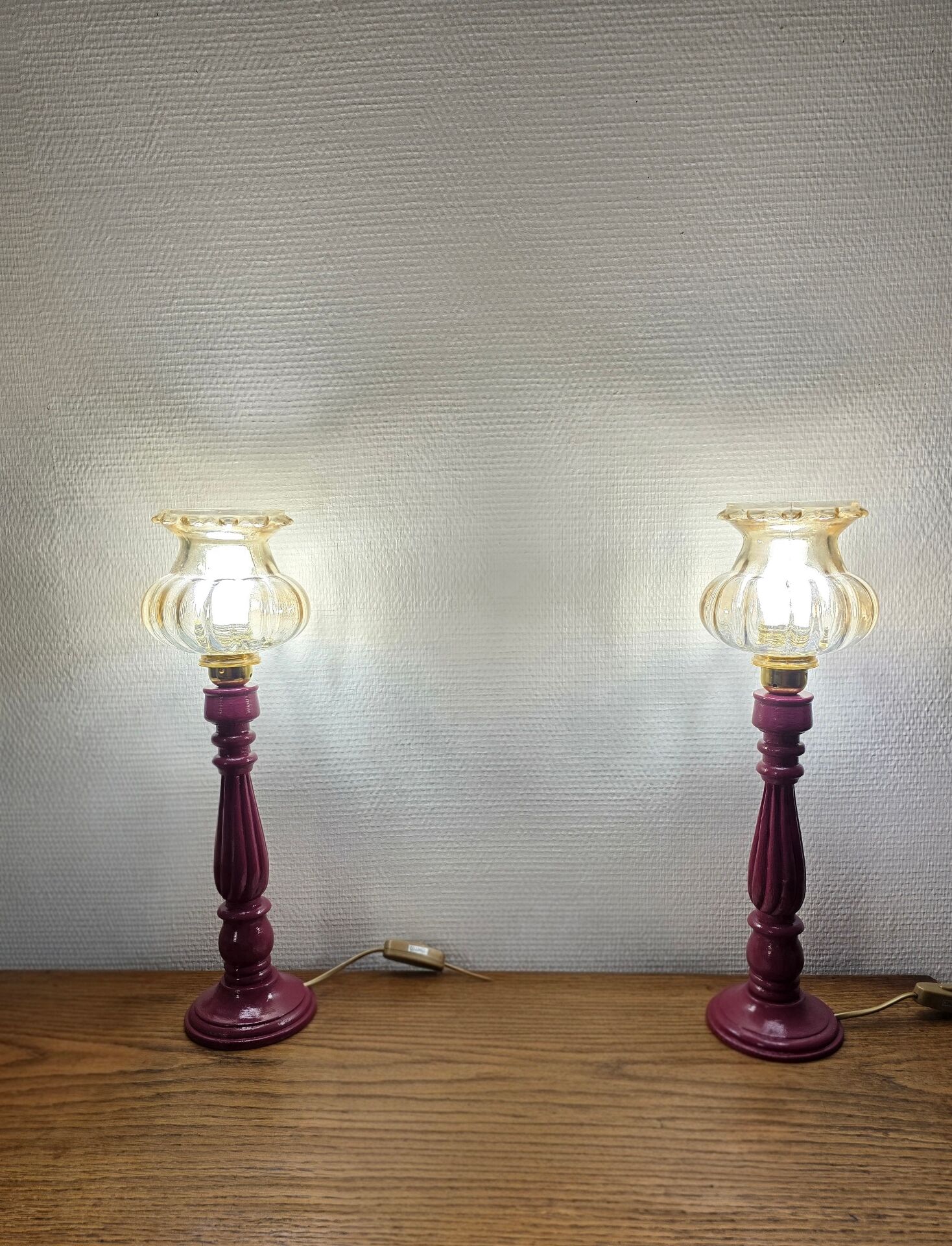 Lampes à poser vintage – Pieds bois repeints mauve brillant + globes a