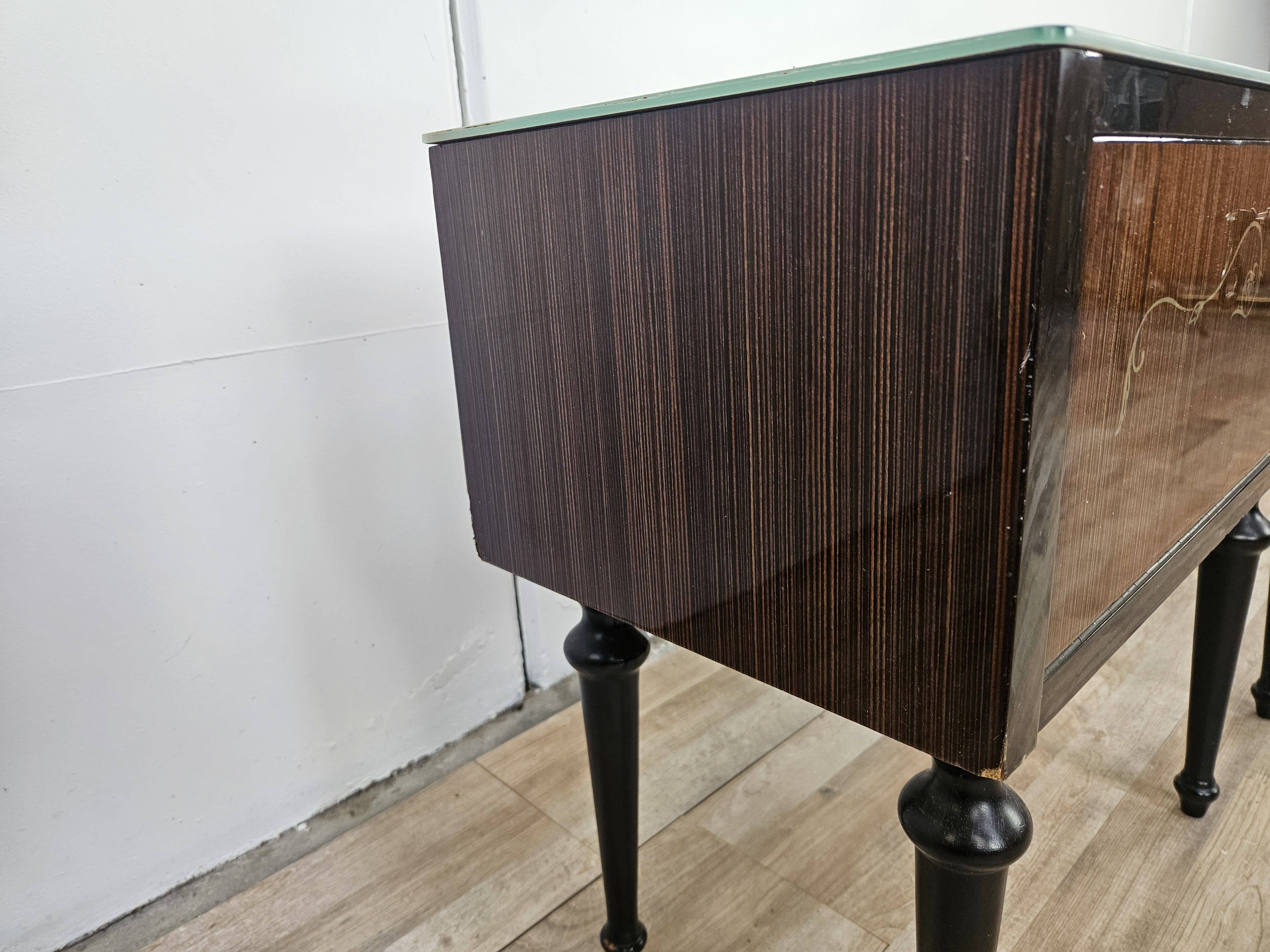 Paire de tables de chevet des années 60 avec porte à abattant et plateau en verre bleu