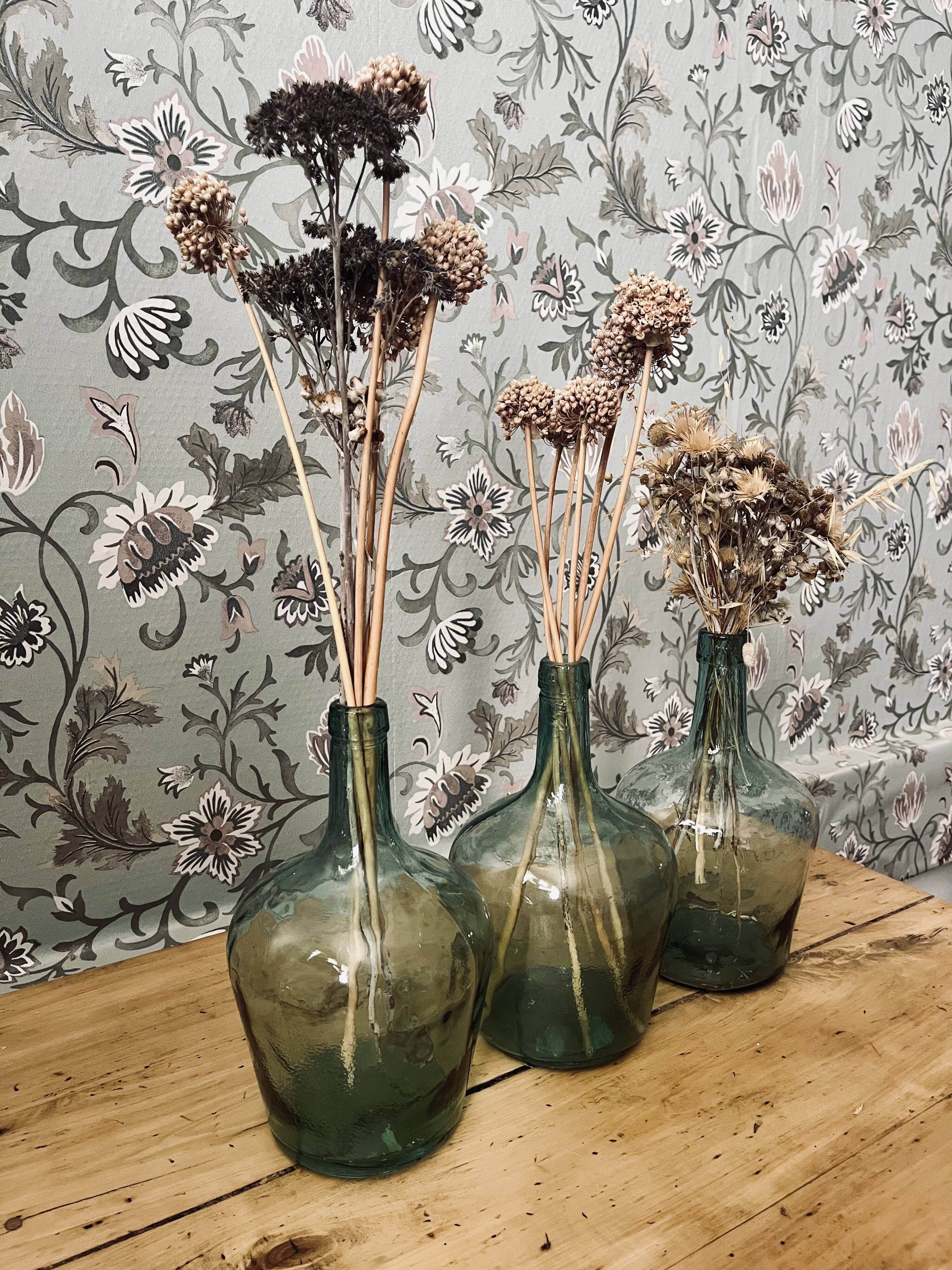 Series of 3 ladies jeanne / carboys