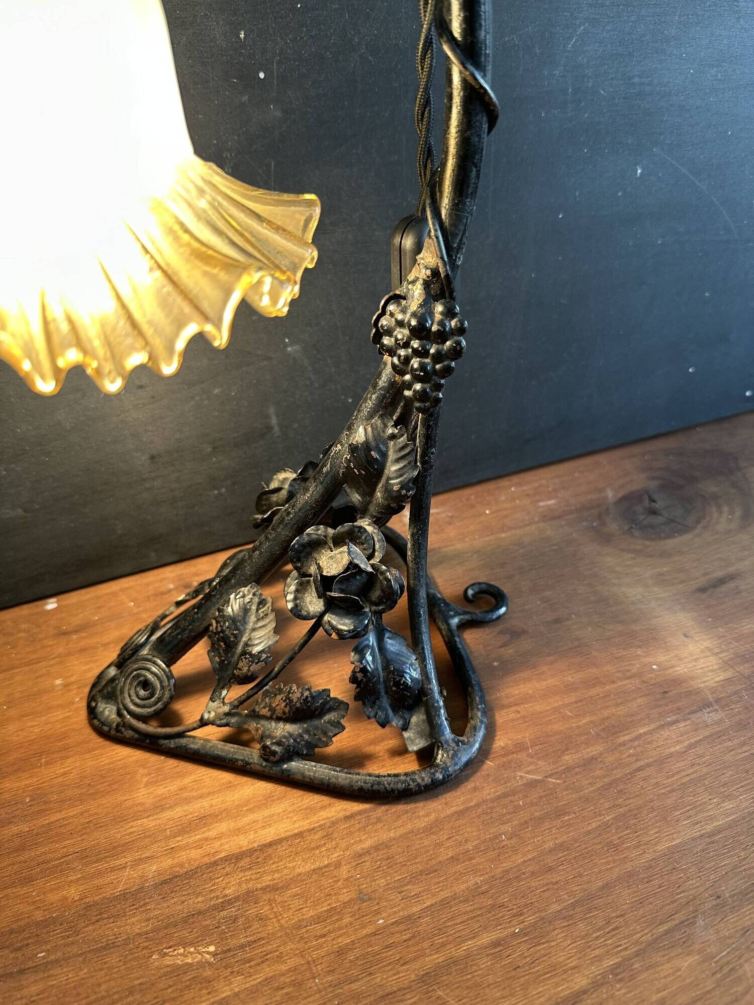 Art Nouveau wall light in wrought iron with vine decoration, early 20th century.