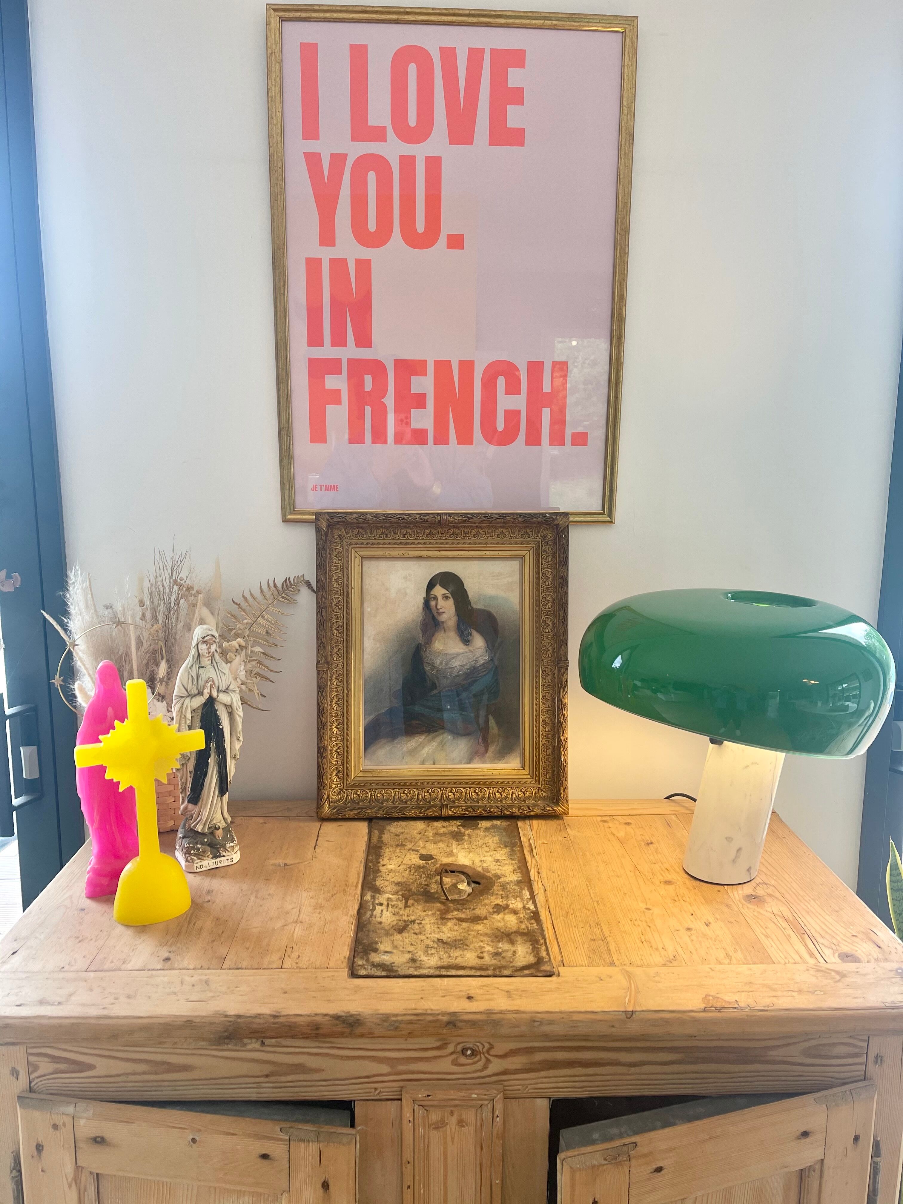 Tableau jeune femme au chalet bleu