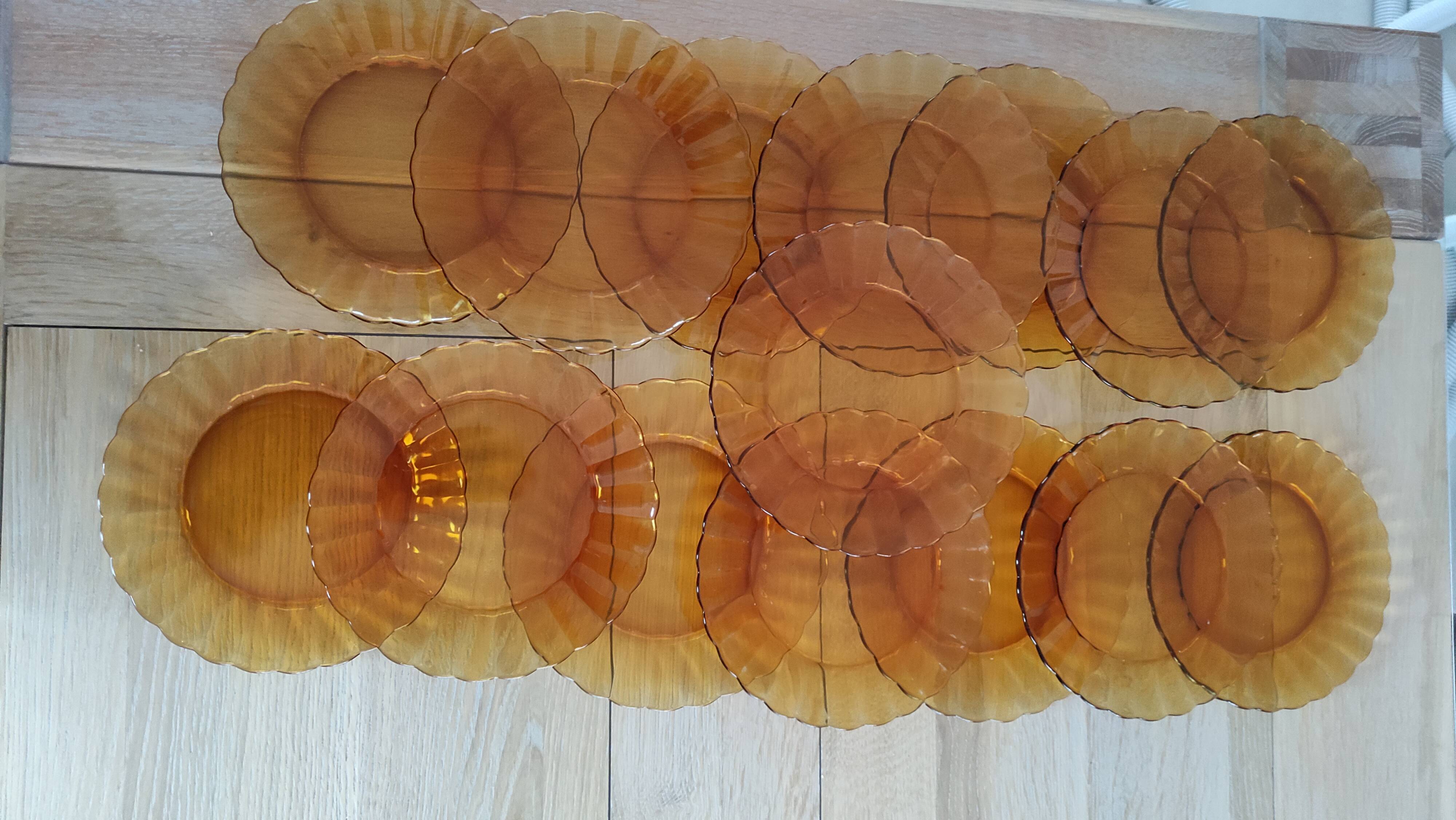 Fifteen amber Duralex model Marguerite plates