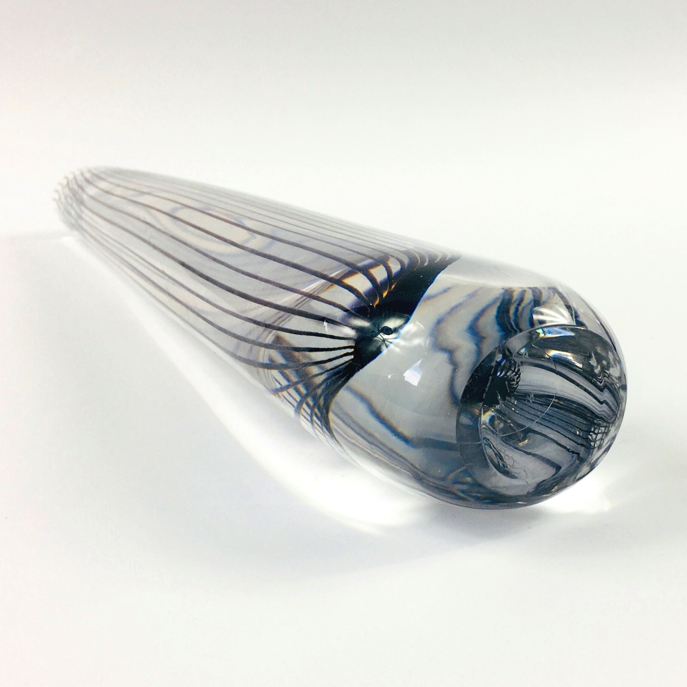 Vase scandinave en verre rayé du milieu du siècle par Vicke Lindstrand pour Kosta Suède années 1950