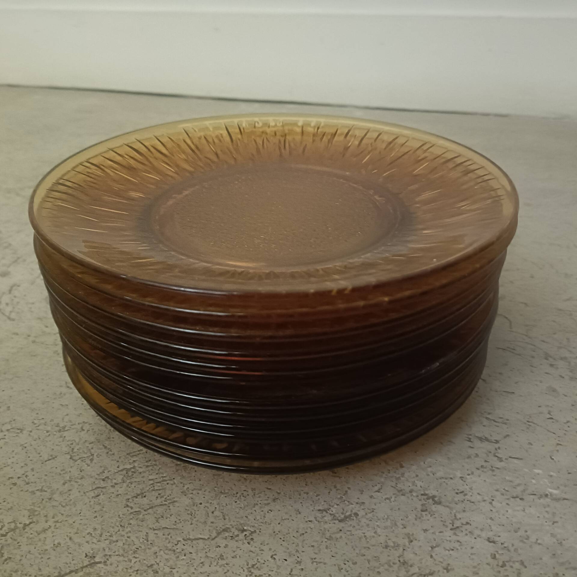 Twelve amber sunflower plates Vereco