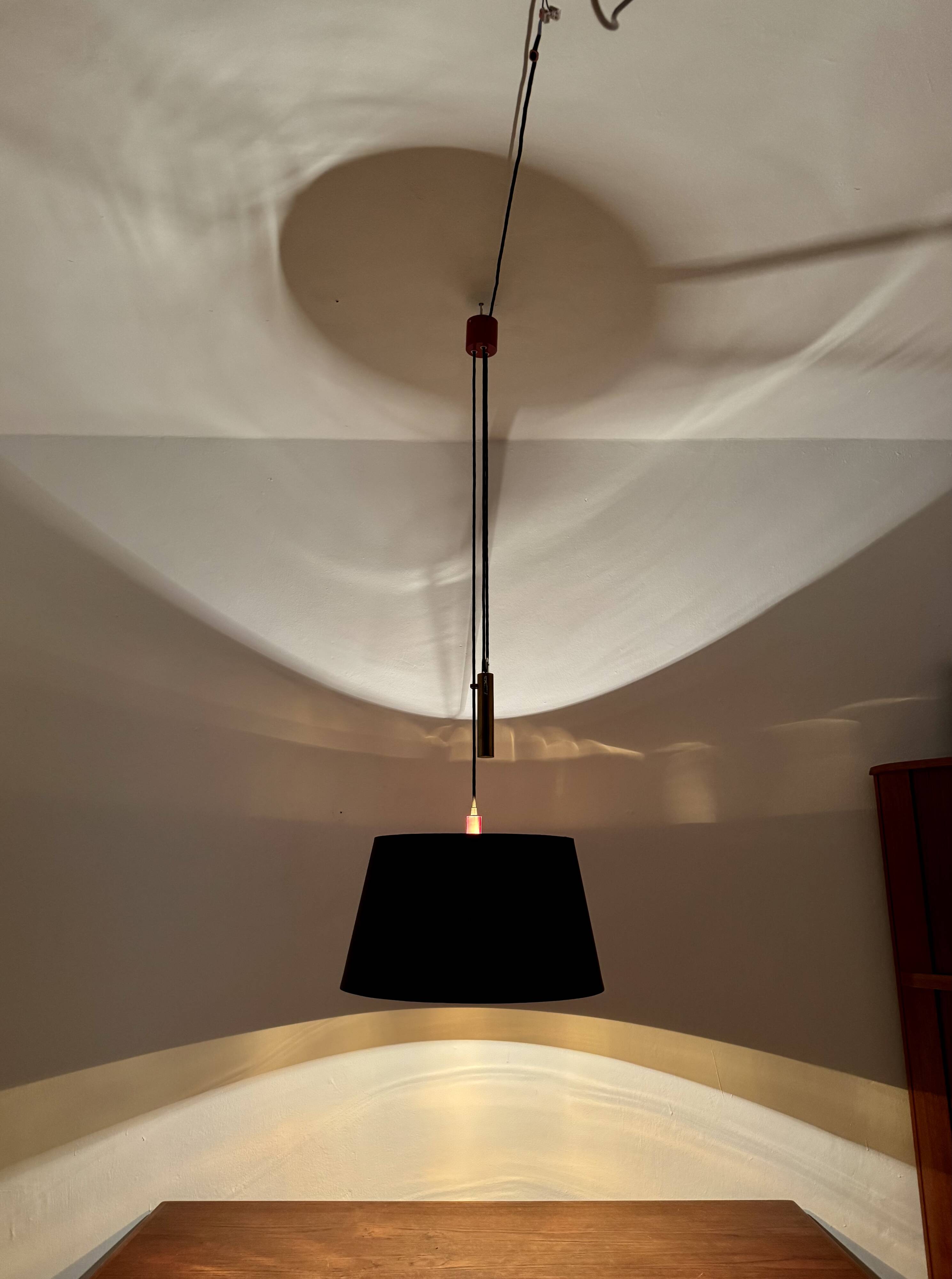 Adjustable Pendant Lamp with Counterweight