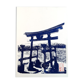 Linogravure japonaise d'un Torii délaissé de Miyajima en Bleu de Prusse 100% fait main