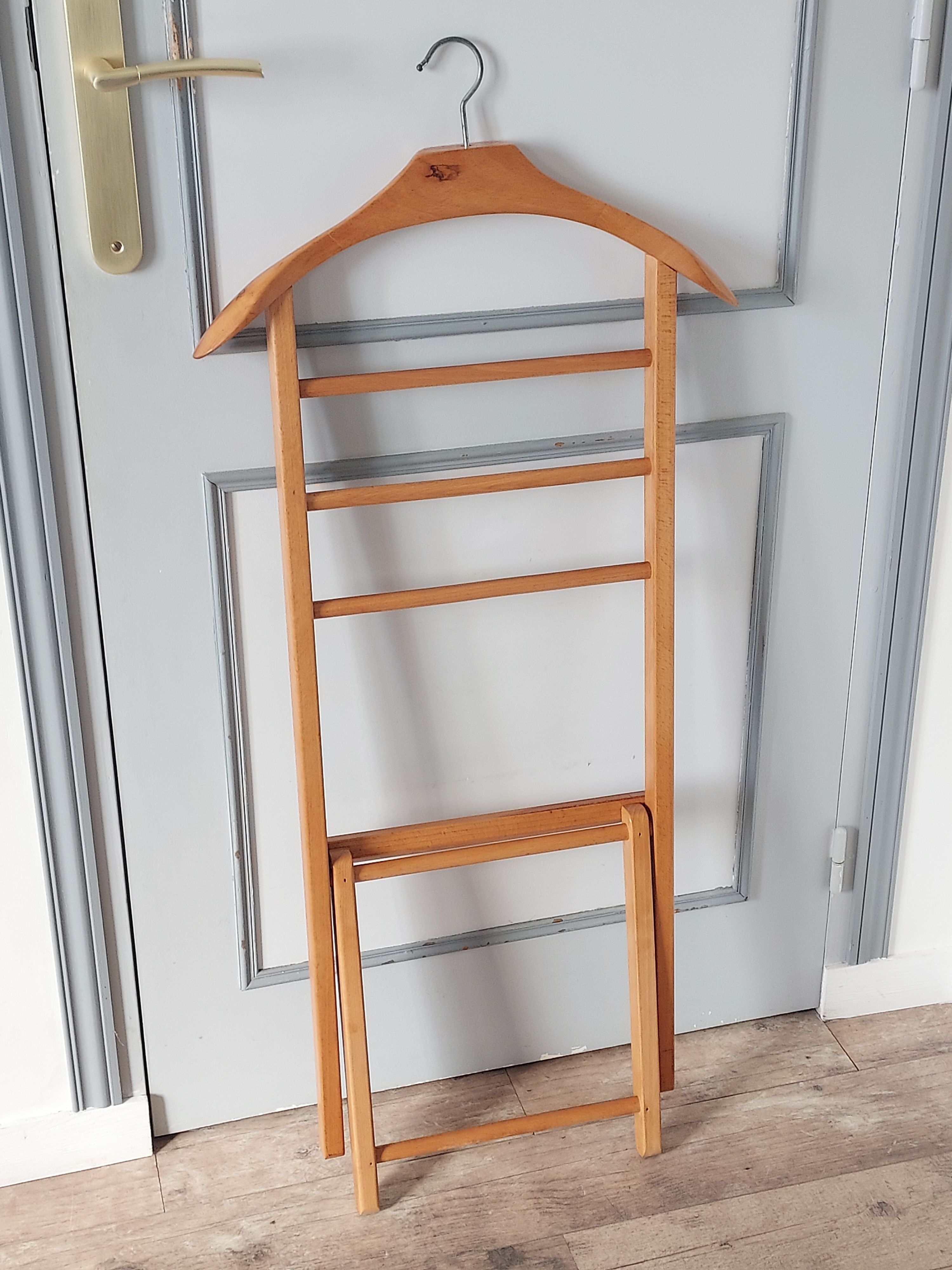 Folding valet