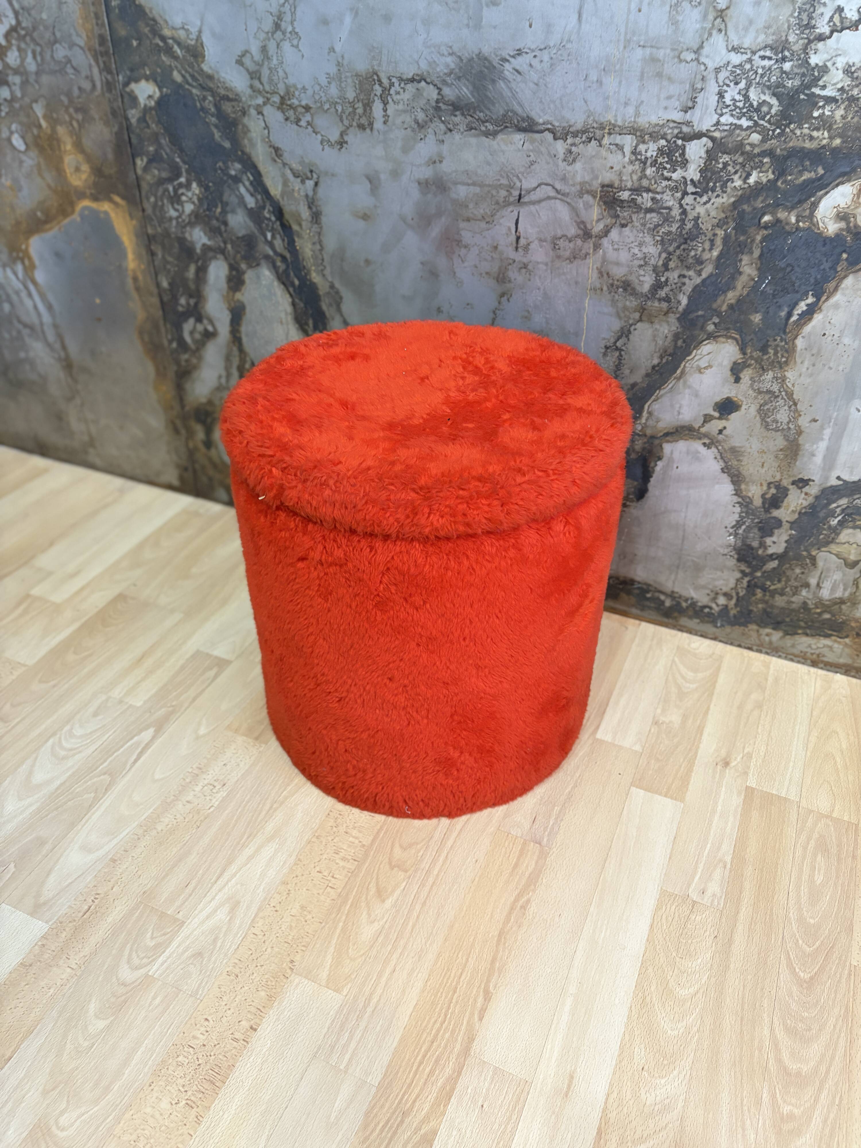 Tamtam-style pouffe with fur