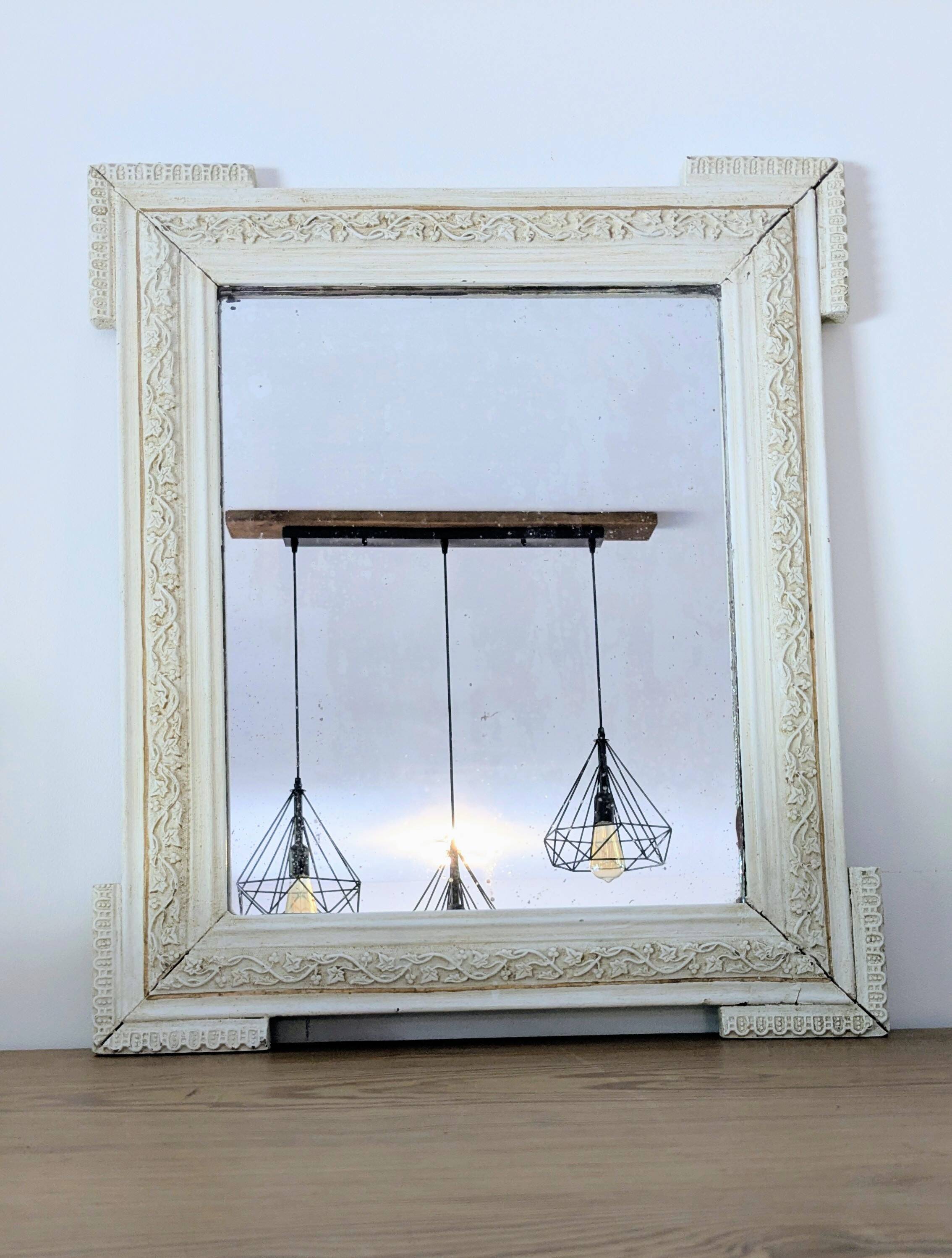 Miroir XIXᵉ au cadre patiné — Élégance et authenticité 45 x 39 cm
