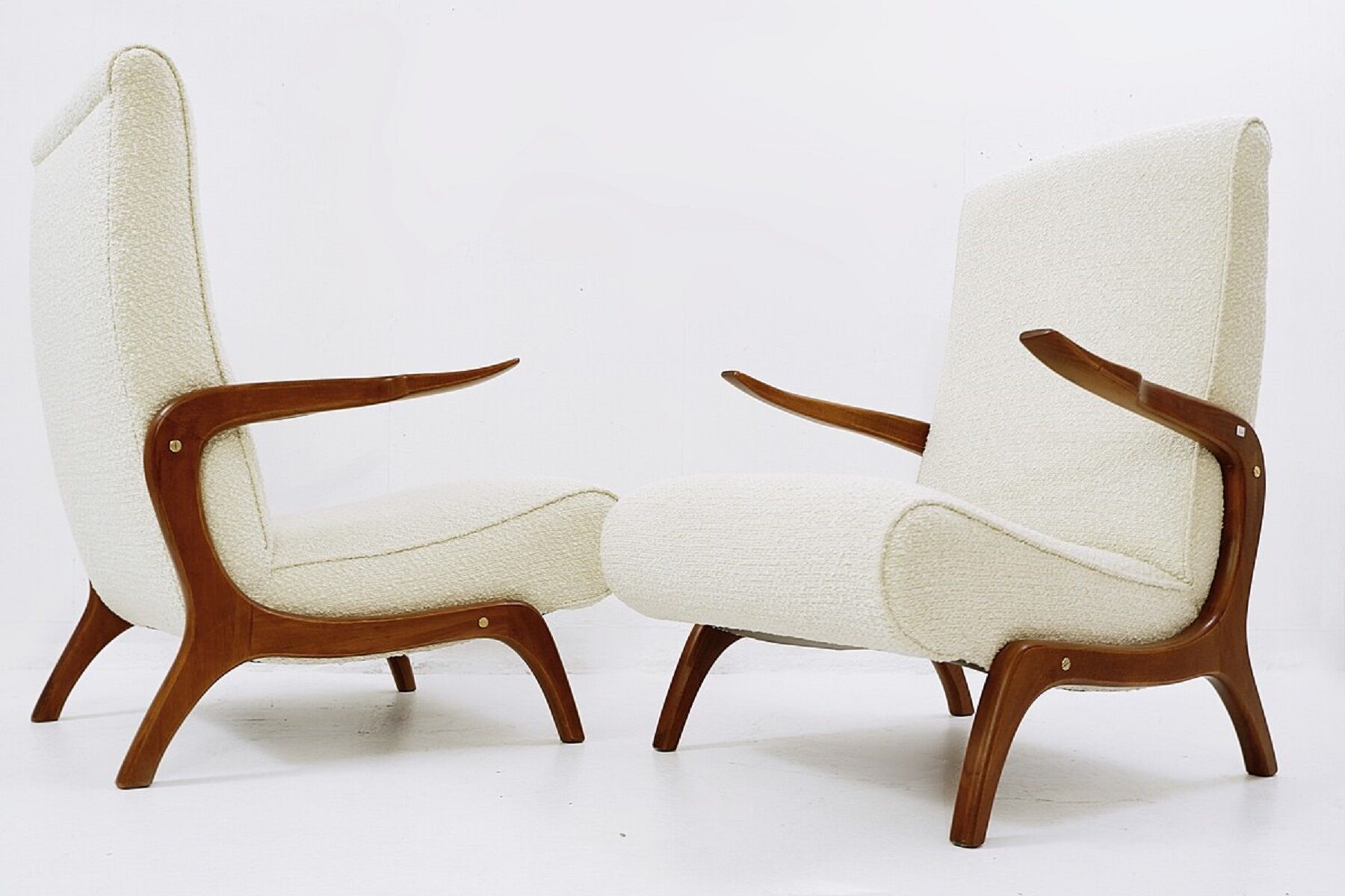 Paire de fauteuils des années 1960 en bouclette blanche