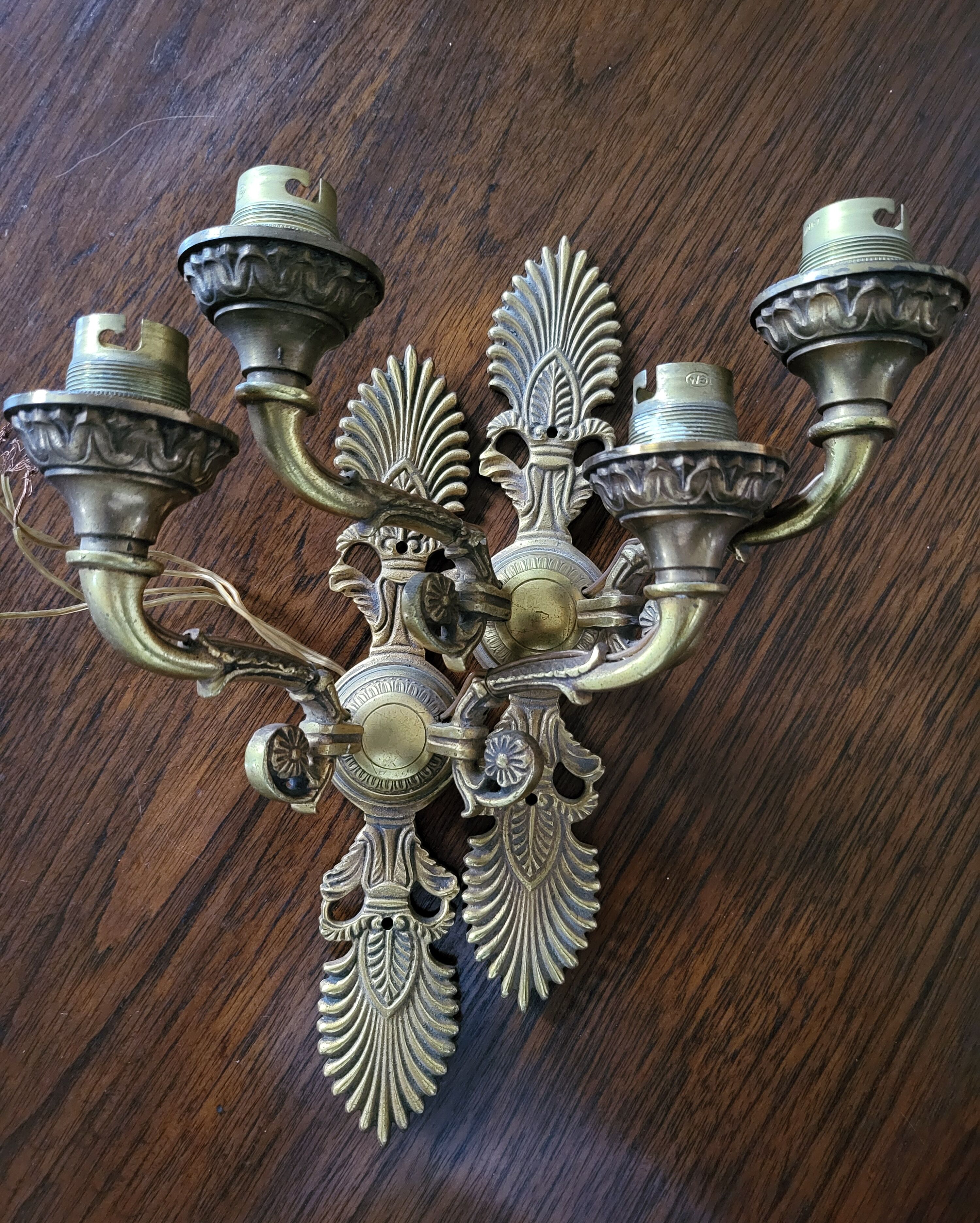 Paire d'appliques en bronze ciselé décor de palmettes