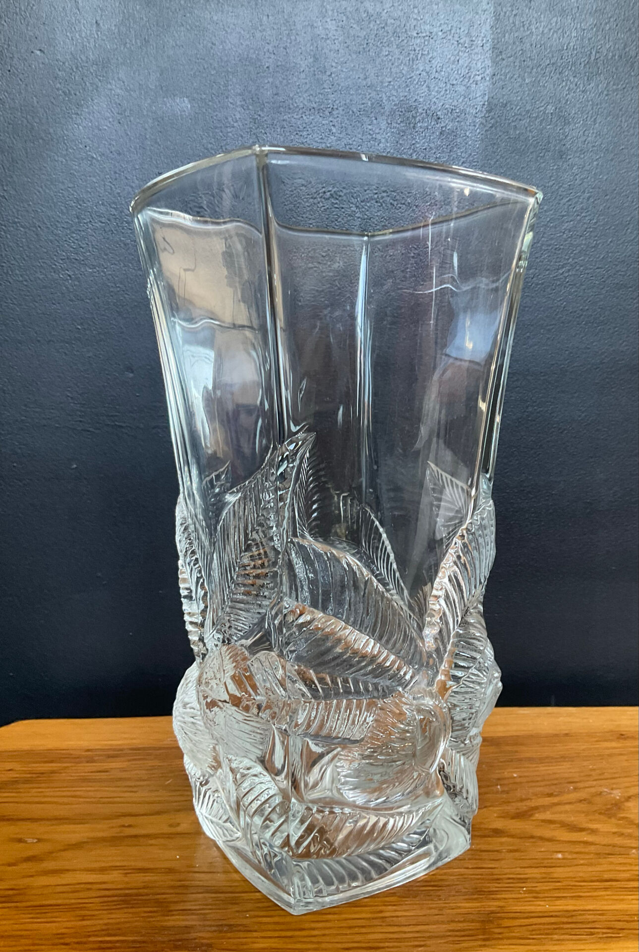 Grand vase vintage en verre moulé pressé