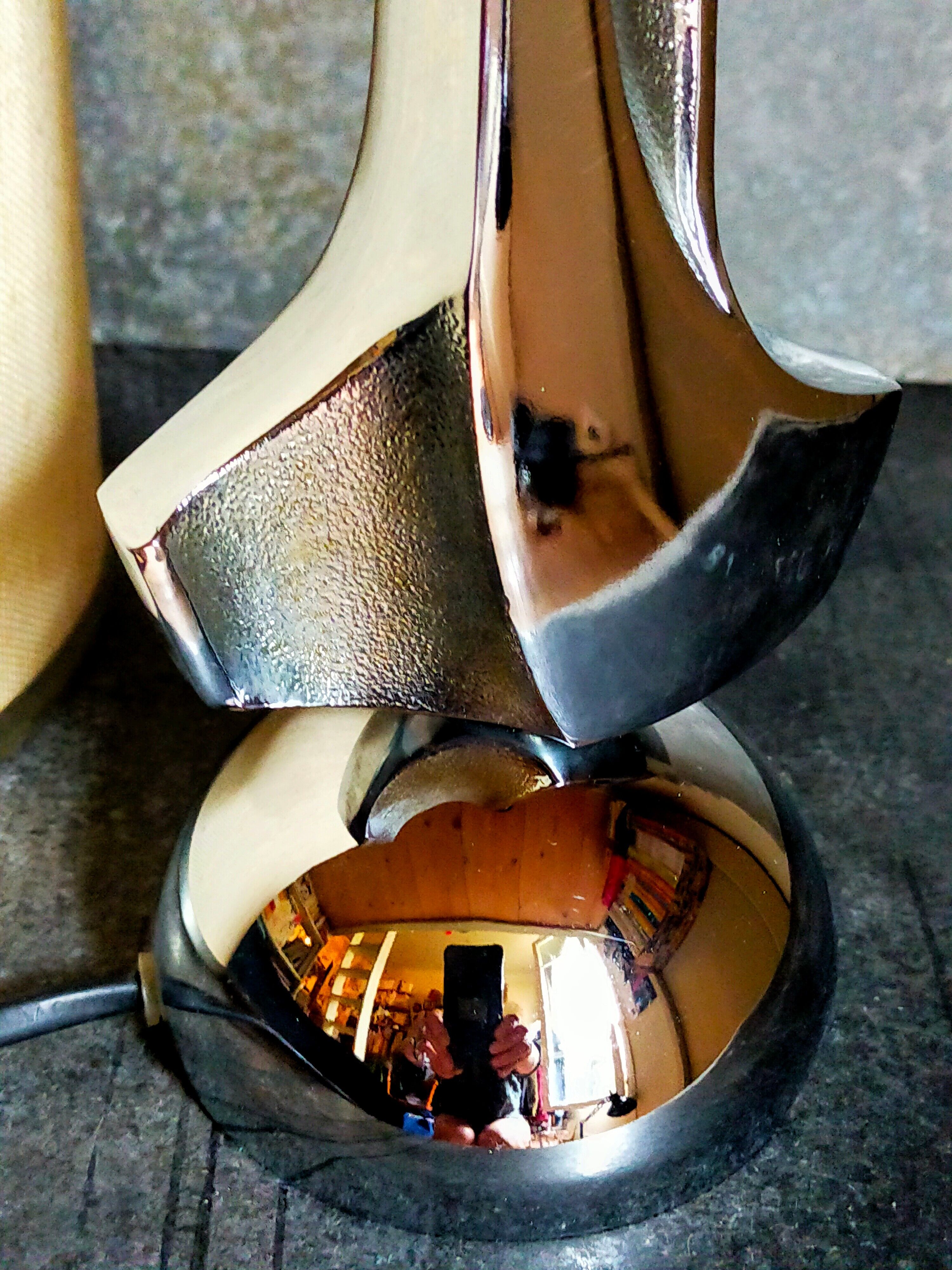 Lampe moderniste métal chromé années 70, abat-jour en toile beige