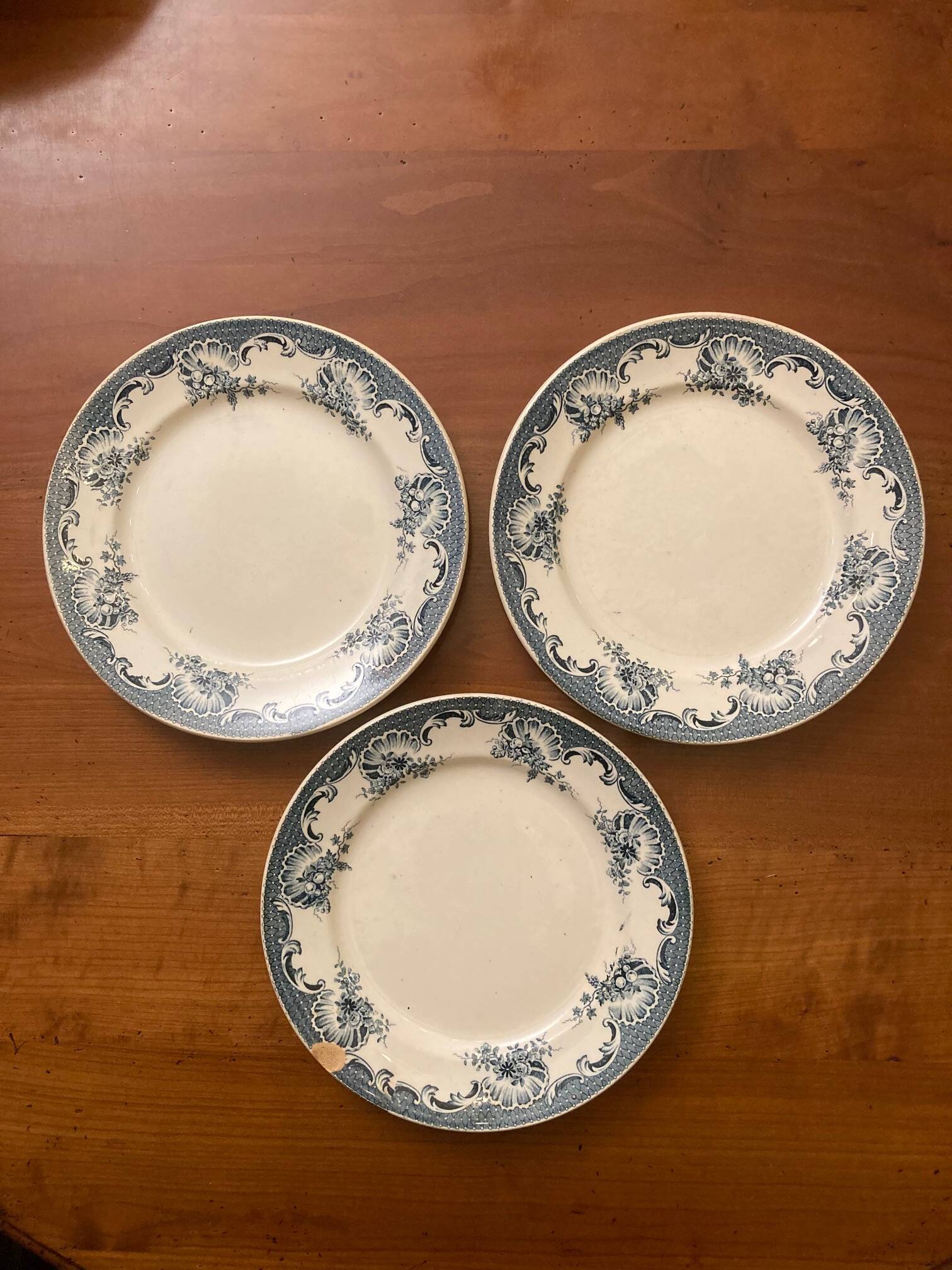 3 Flat plates, iron earth, old with blue decoration